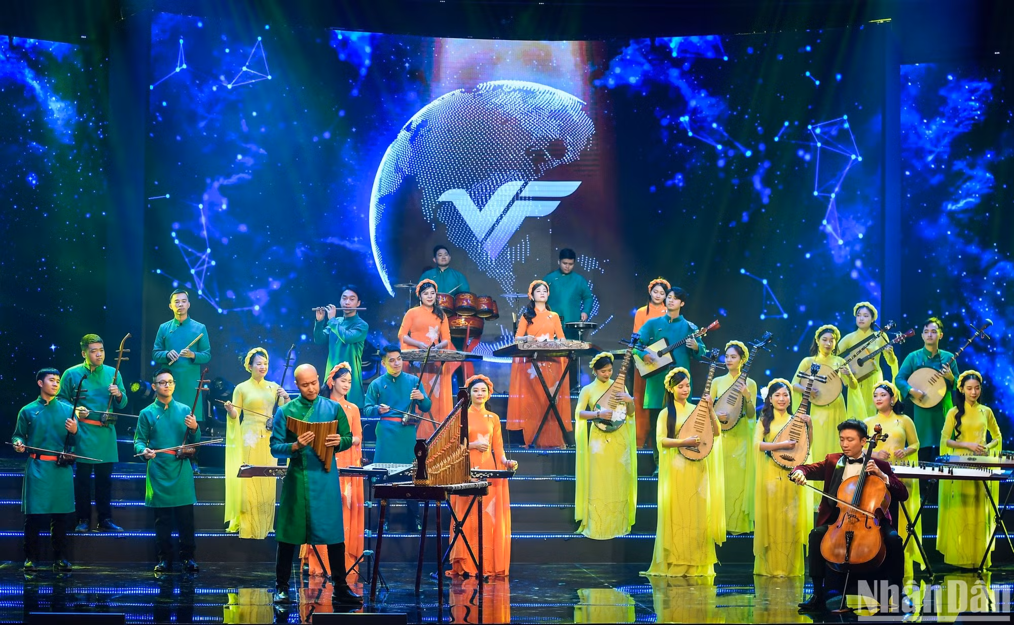 Tiết mục trình diễn của Nghệ sĩ Cello Phan Đỗ Phúc, nhạc trưởng Đồng Quang Vinh và Dàn nhạc dân tộc Sức sống mới - Bản giao hưởng số 9 của Antonín Dvořák, mang tên “FROM THE NEW WORLD”.