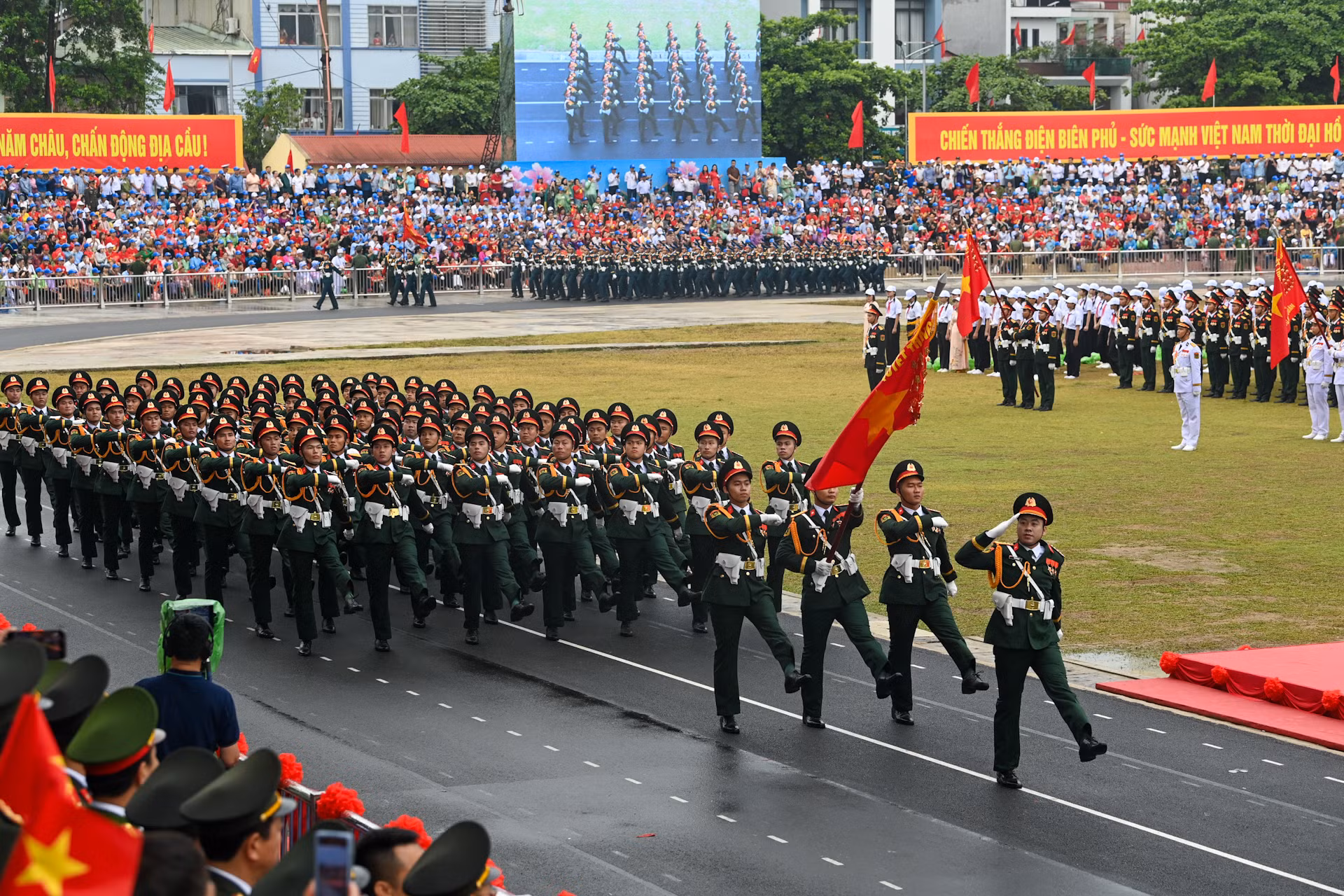 Khối sĩ quan Lục quân đại diện cho binh chủng hợp thành Quân đội nhân dân Việt Nam.