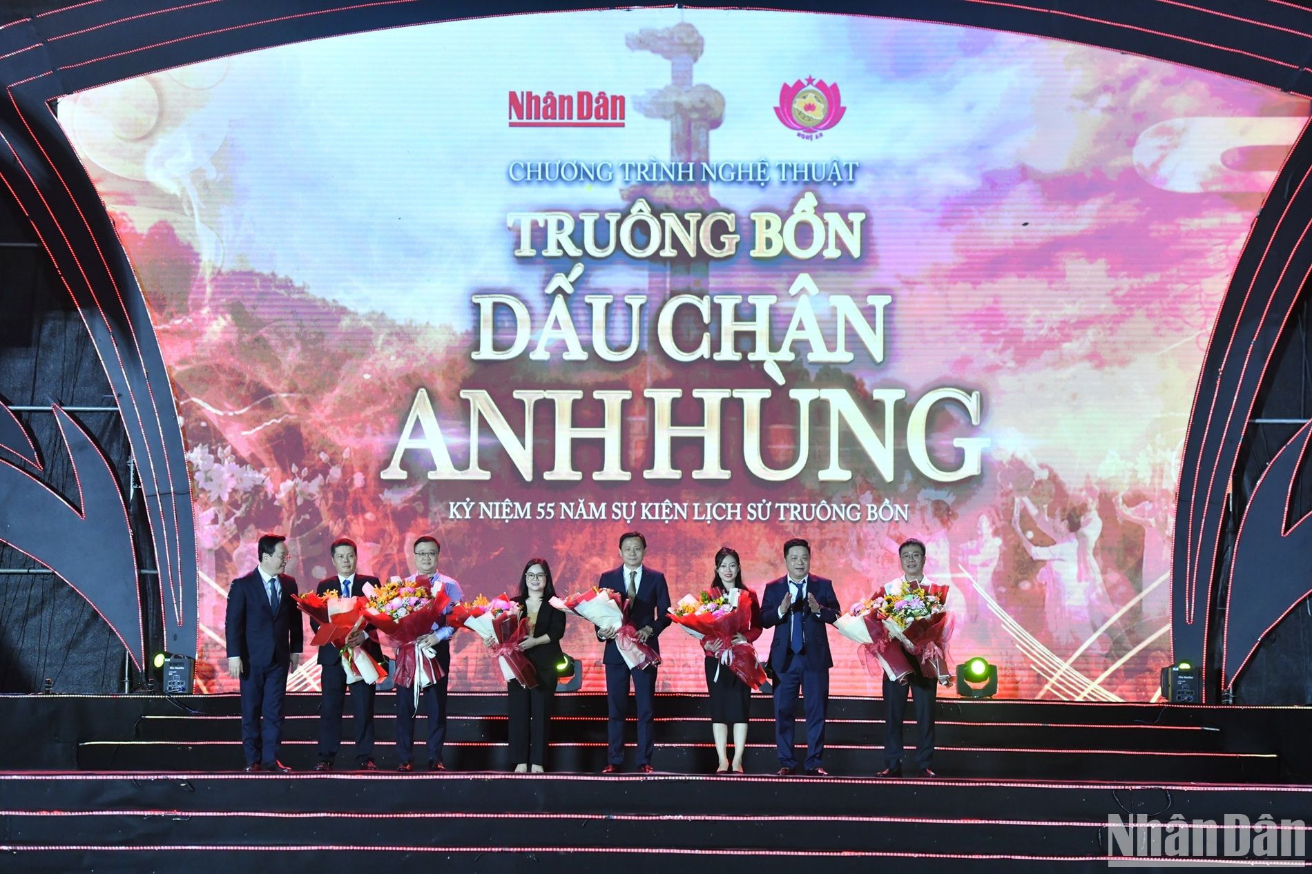 Đồng chí Quế Đình Nguyên, Phó Bí thư Đảng ủy, Phó Tổng Biên tập Báo Nhân Dân và đồng chí Nguyễn Đức Trung, Phó Bí thư Tỉnh ủy, Chủ tịch Ủy ban nhân dân tỉnh Nghệ An tặng hoa cho đại diện các doanh nghiệp đồng hành cùng chương trình.