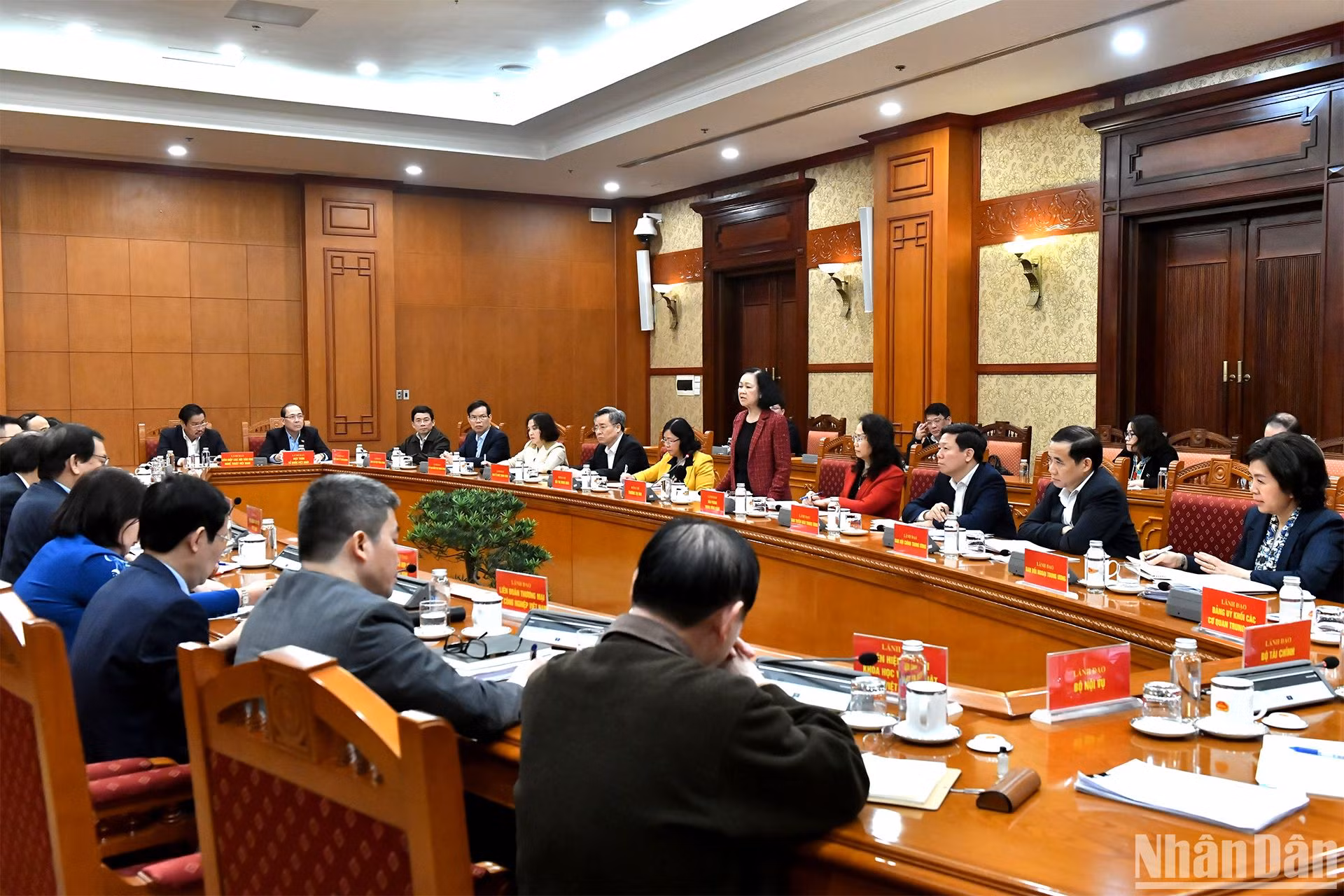 Quang cảnh hội nghị giao ban cuối năm 2023 với một số hội quần chúng do Đảng, Nhà nước giao nhiệm vụ ở Trung ương.