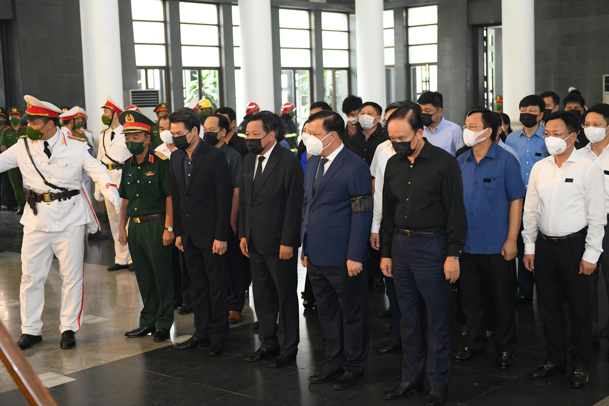 Hình ảnh người thân, đồng đội tiễn biệt 3 cảnh sát chữa cháy ảnh 4