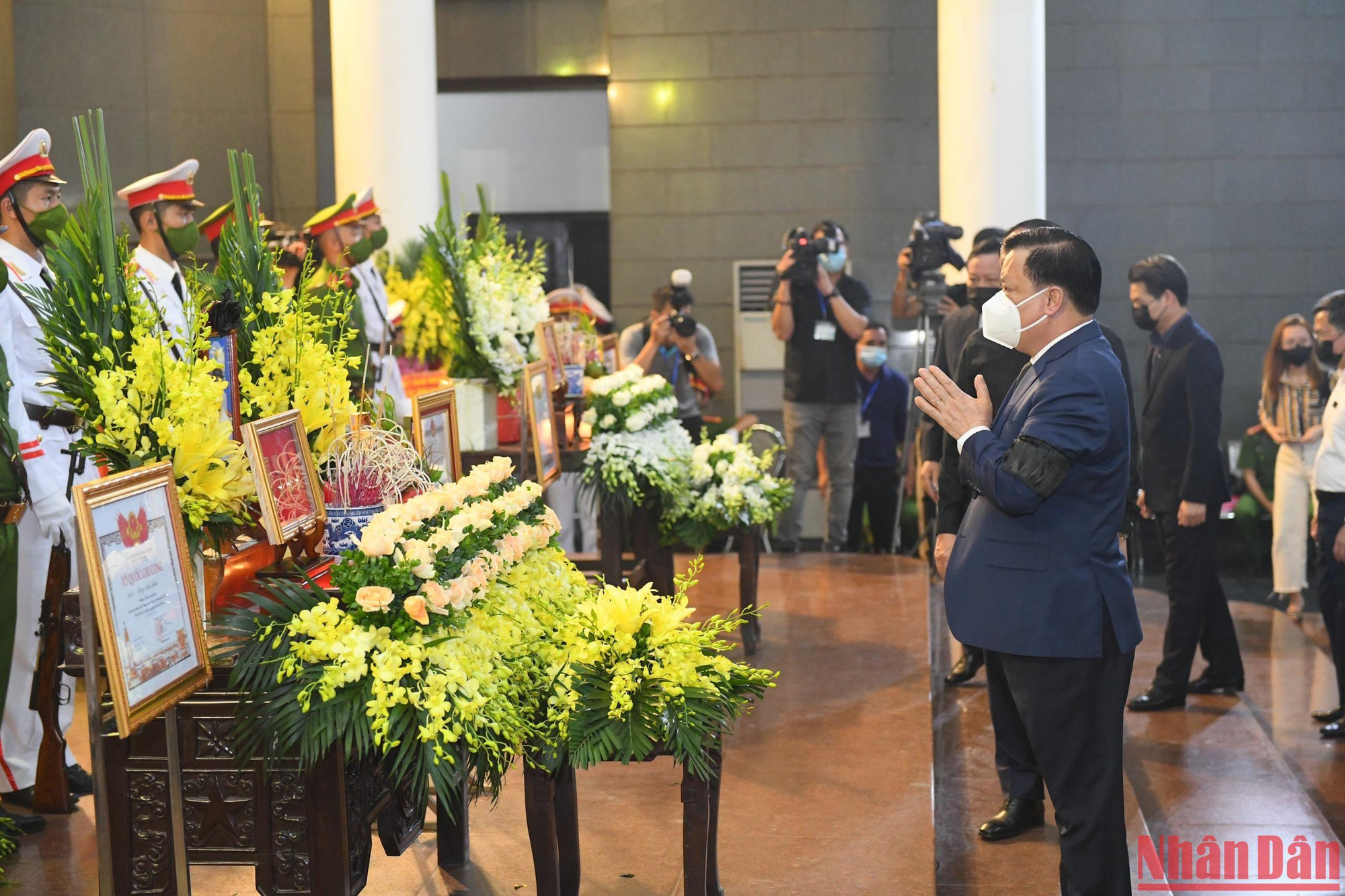 Hình ảnh người thân, đồng đội tiễn biệt 3 cảnh sát chữa cháy ảnh 3