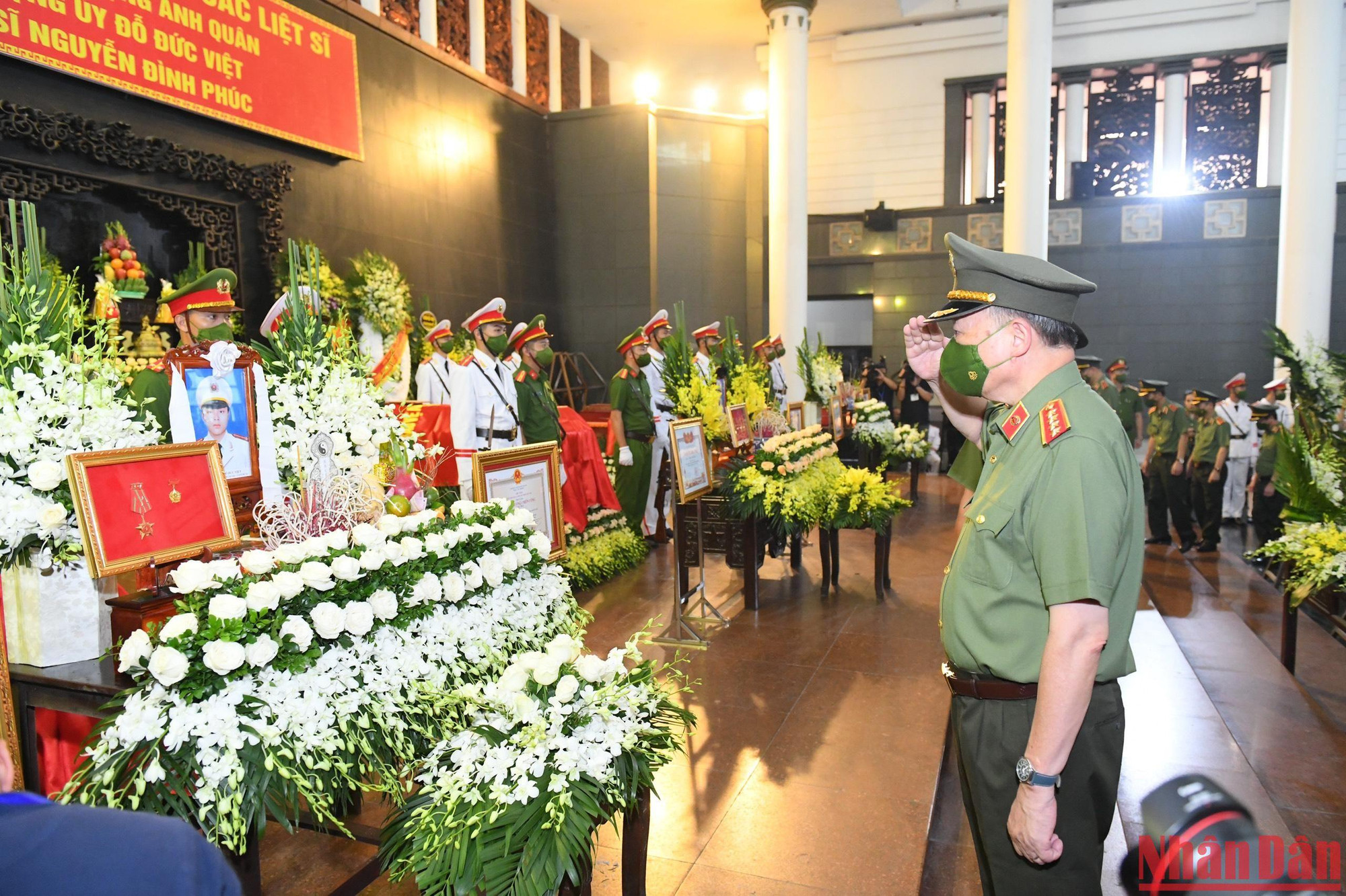 Hình ảnh người thân, đồng đội tiễn biệt 3 cảnh sát chữa cháy ảnh 5