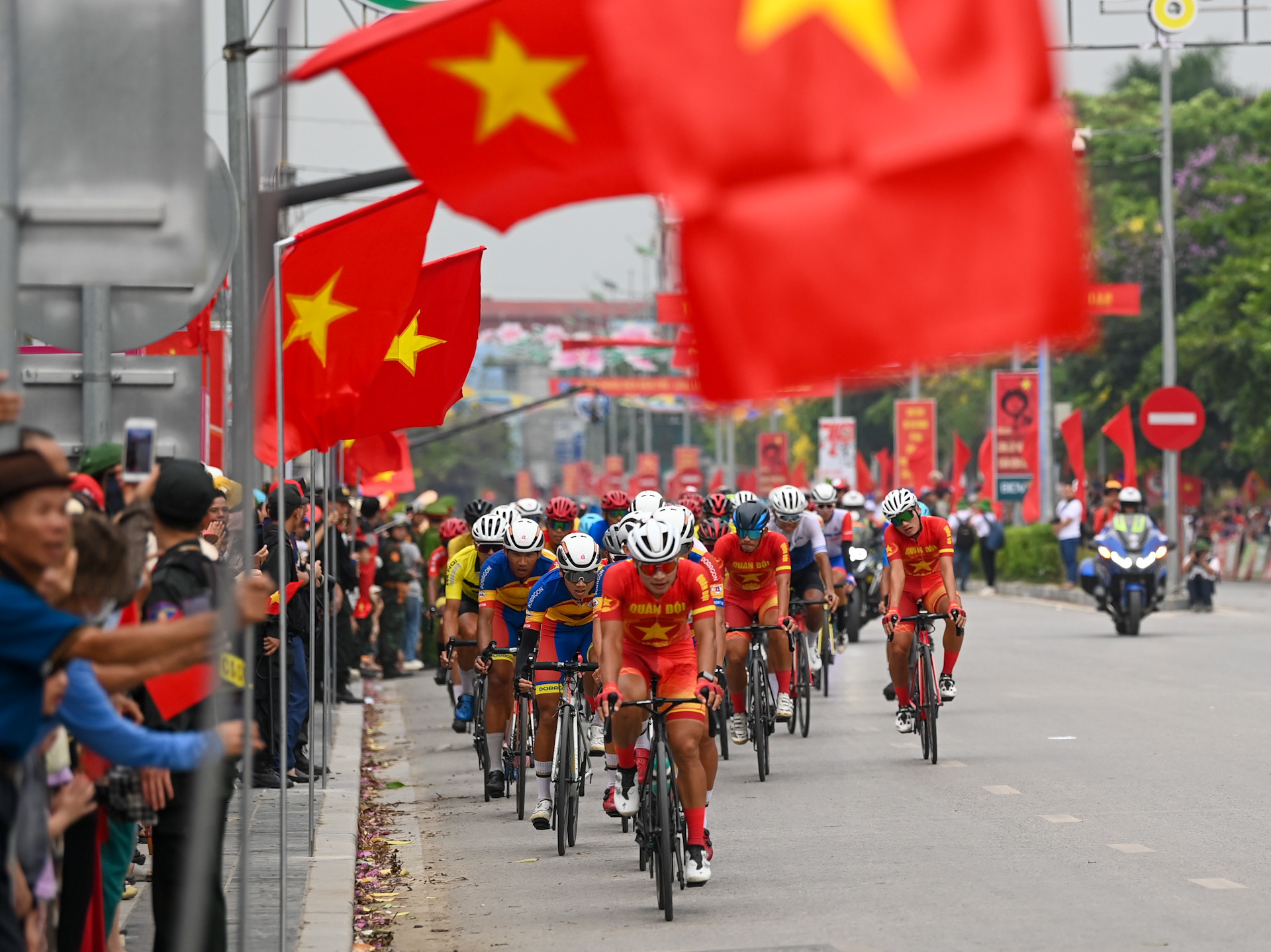 Chặng đua này xuất phát và về đích trước Quảng trường 7/5. Vòng đua được tổ chức trên đường Võ Nguyên Giáp, đoạn từ ngã ba giao với đường vào Tỉnh ủy Điện Biên tới đoạn đường mở trước cửa hàng kính mắt bệnh viện Điện Biên Phủ.