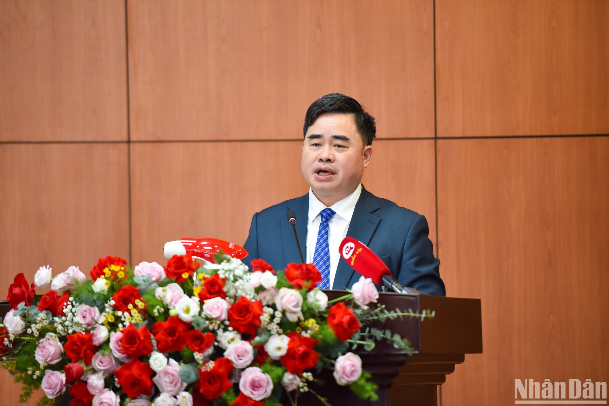 Đồng chí Phạm Minh Tuấn, Phó Tổng Biên tập phụ trách Tạp chí Cộng sản phát biểu ý kiến tham luận. (Ảnh: NHẬT QUANG)