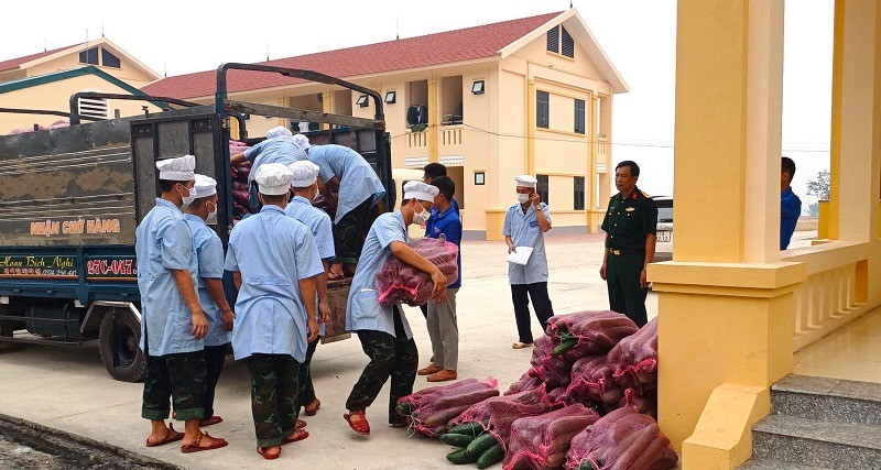 Huyện Nậm Pồ vận chuyển hàng chục tấn bí xanh đưa về các bếp phục vụ cán bộ, chiến sĩ và các lực lượng tham gia diễu binh, diễu hành.