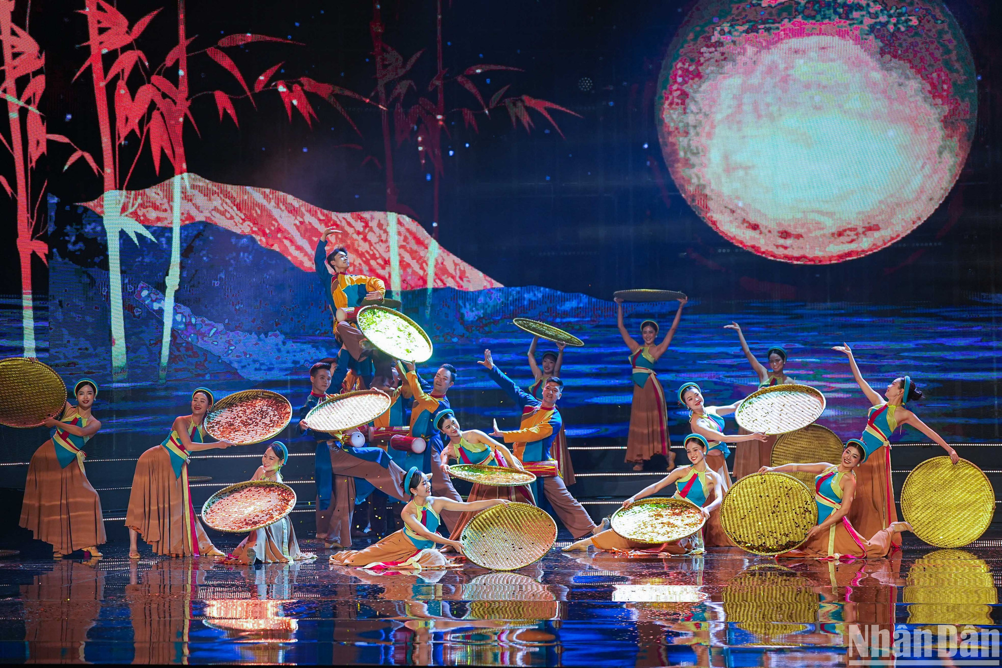 Tiết mục múa "Trống cơm" đến từ vũ đoàn PL dưới sự dàn dựng của biên đạo - NSƯT Phan Lương. (Ảnh: THÀNH ĐẠT)