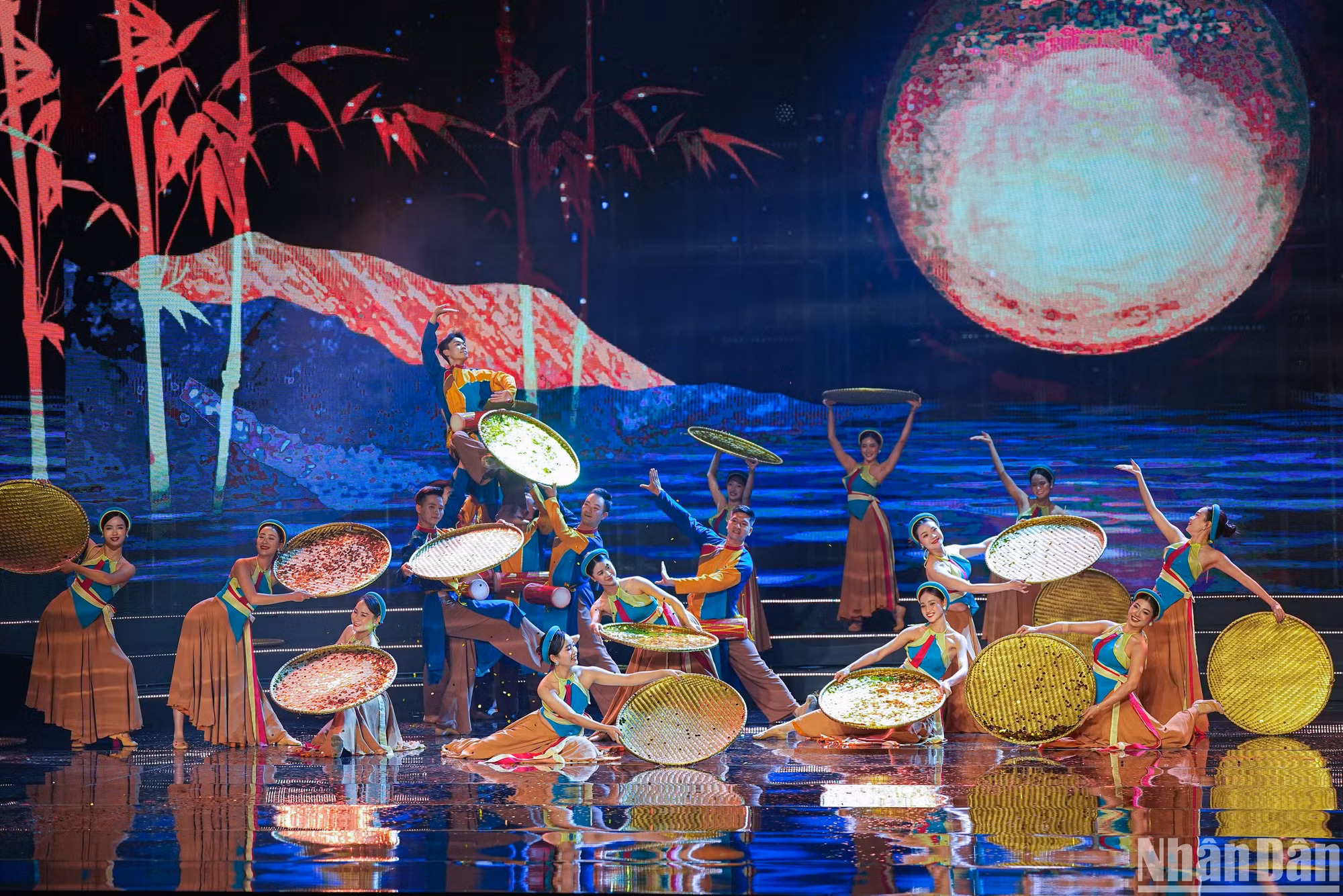 Tiết mục múa "Trống cơm" đến từ vũ đoàn PL dưới sự dàn dựng của biên đạo - NSƯT Phan Lương. (Ảnh: THÀNH ĐẠT)