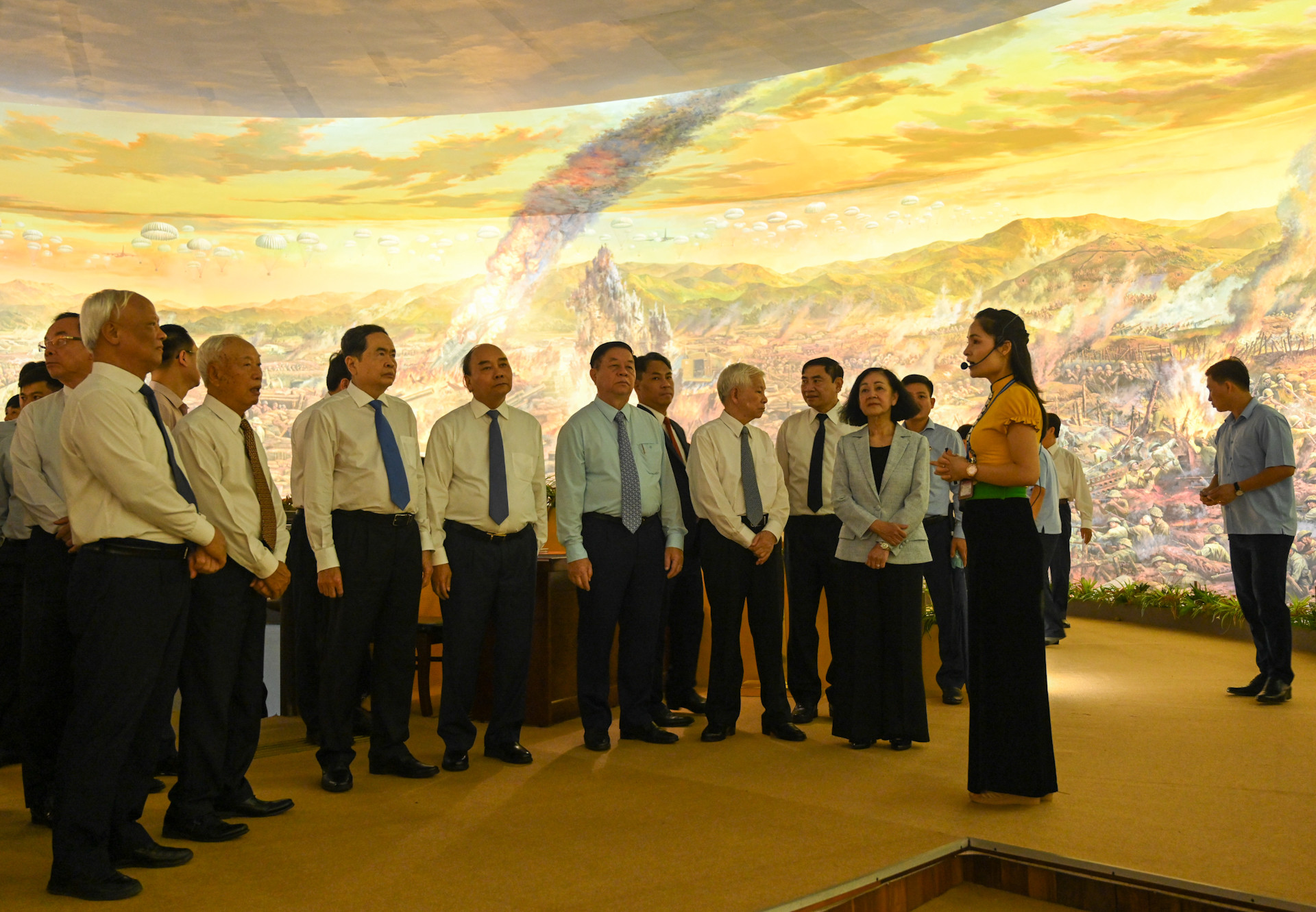 Sau khi viếng Nghĩa trang liệt sĩ quốc gia A1, các đồng chí lãnh đạo, nguyên lãnh đạo Đảng, Nhà nước đã đến tham quan Bảo tàng Chiến thắng lịch sử Điện Biên Phủ.