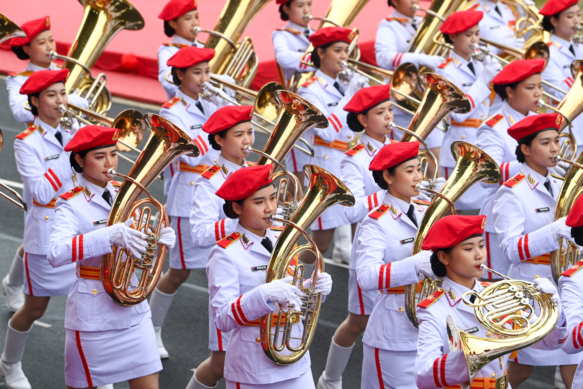 Khối nữ Quân nhạc Việt Nam cùng với những âm thanh hùng tráng, ngân vang tiến vào Lễ đài.