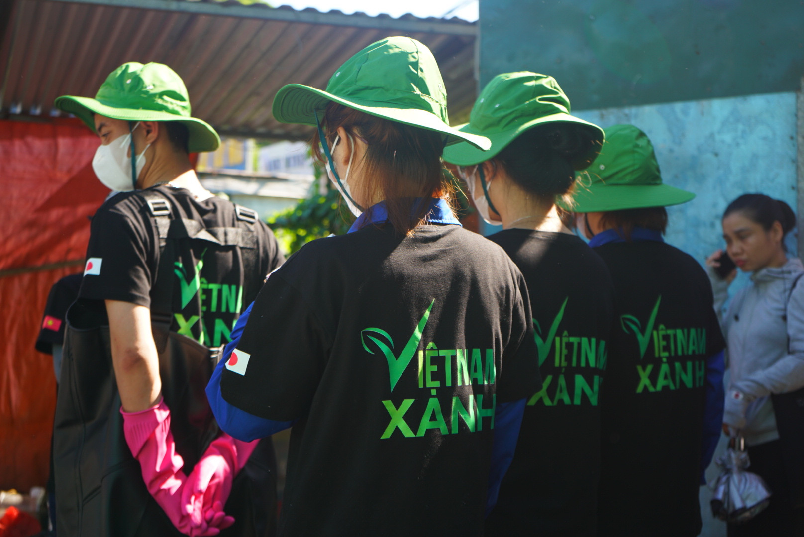 Được biết, trong đội hình ra quân ngày hôm nay, ngoài các bạn là thành viên của Công ty Theanh28 Entertainment còn có nhiều bạn sinh viên thuộc Trường đại học Tài nguyên và Môi trường Hà Nội.