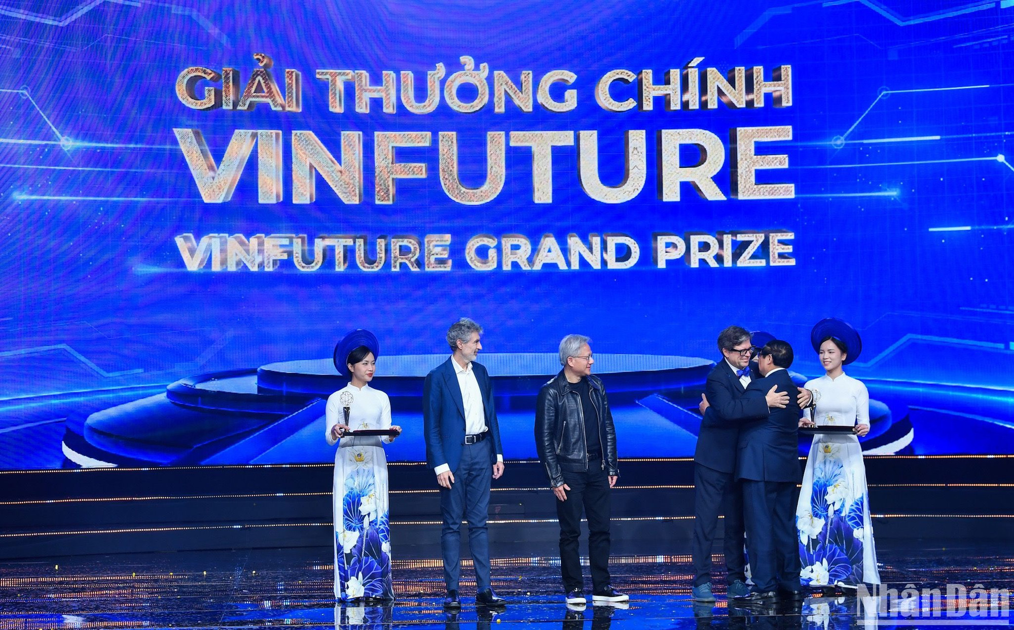 Giải thưởng Chính VinFuture 2024 vinh danh 5 nhà khoa học cho những đóng góp đột phá để thúc đẩy sự tiến bộ của Học sâu, gồm: Giáo sư Yoshua Bengio, Giáo sư Geoffrey E. Hinton, ông Jen-Hsun Huang, Giáo sư Yann Lecun, Giáo sư Fei-Fei Li. (Ảnh: THÀNH ĐẠT)