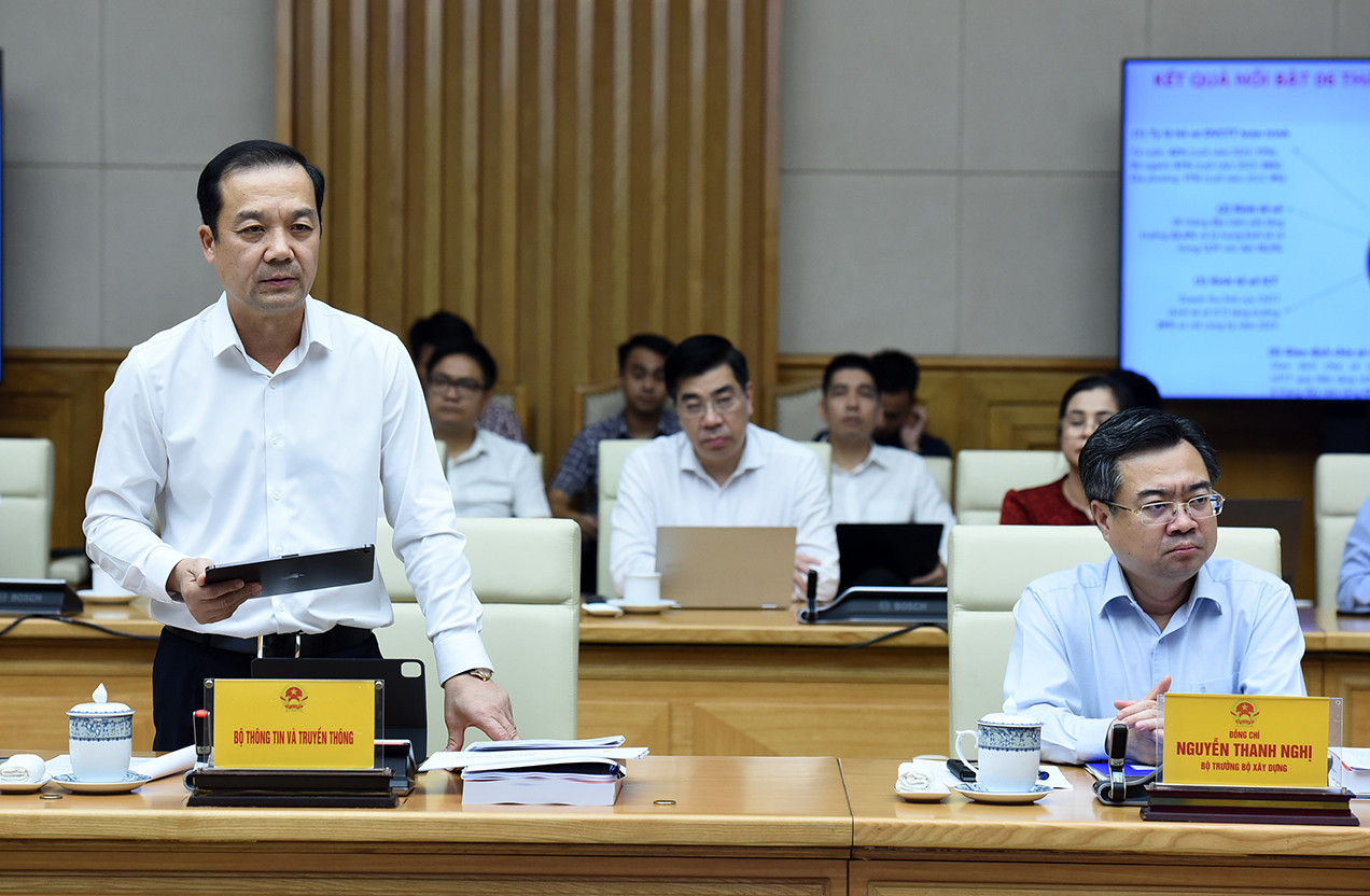 Thứ trưởng Thông tin và Truyền thông Phạm Đức Long báo cáo sơ kết công tác 6 tháng đầu năm 2024 về chuyển đổi số quốc gia.