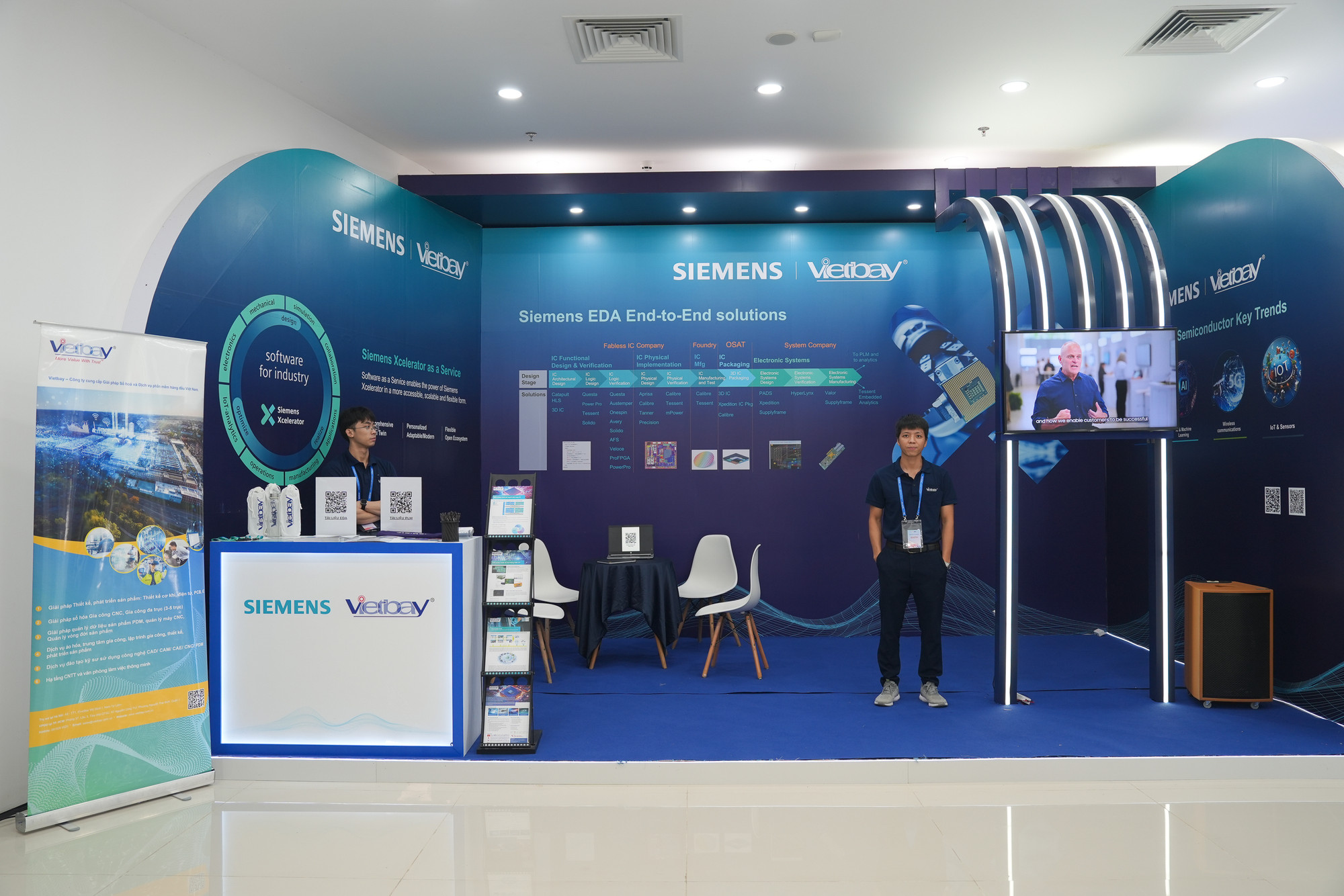 Khu vực trưng bày của Vietbay (đối tác ủy quyền duy nhất của Siemens EDA tại Việt Nam) nổi tiếng trong lĩnh vực thiết kế và phát triển phần mềm cho các hệ thống điện tử và bán dẫn.