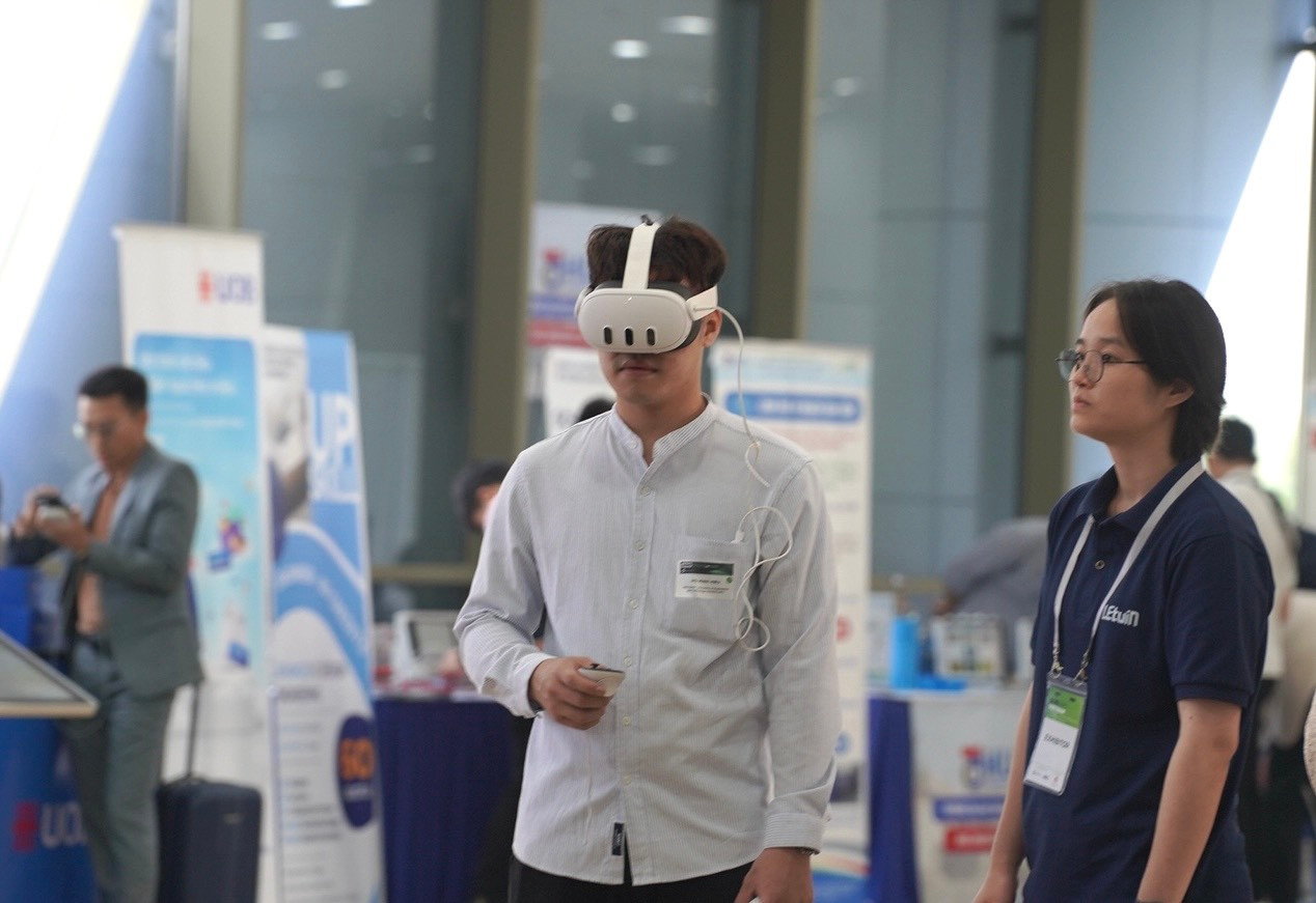 Trải nghiệm công nghệ thực tế ảo tại SEMIExpo Vietnam 2024.