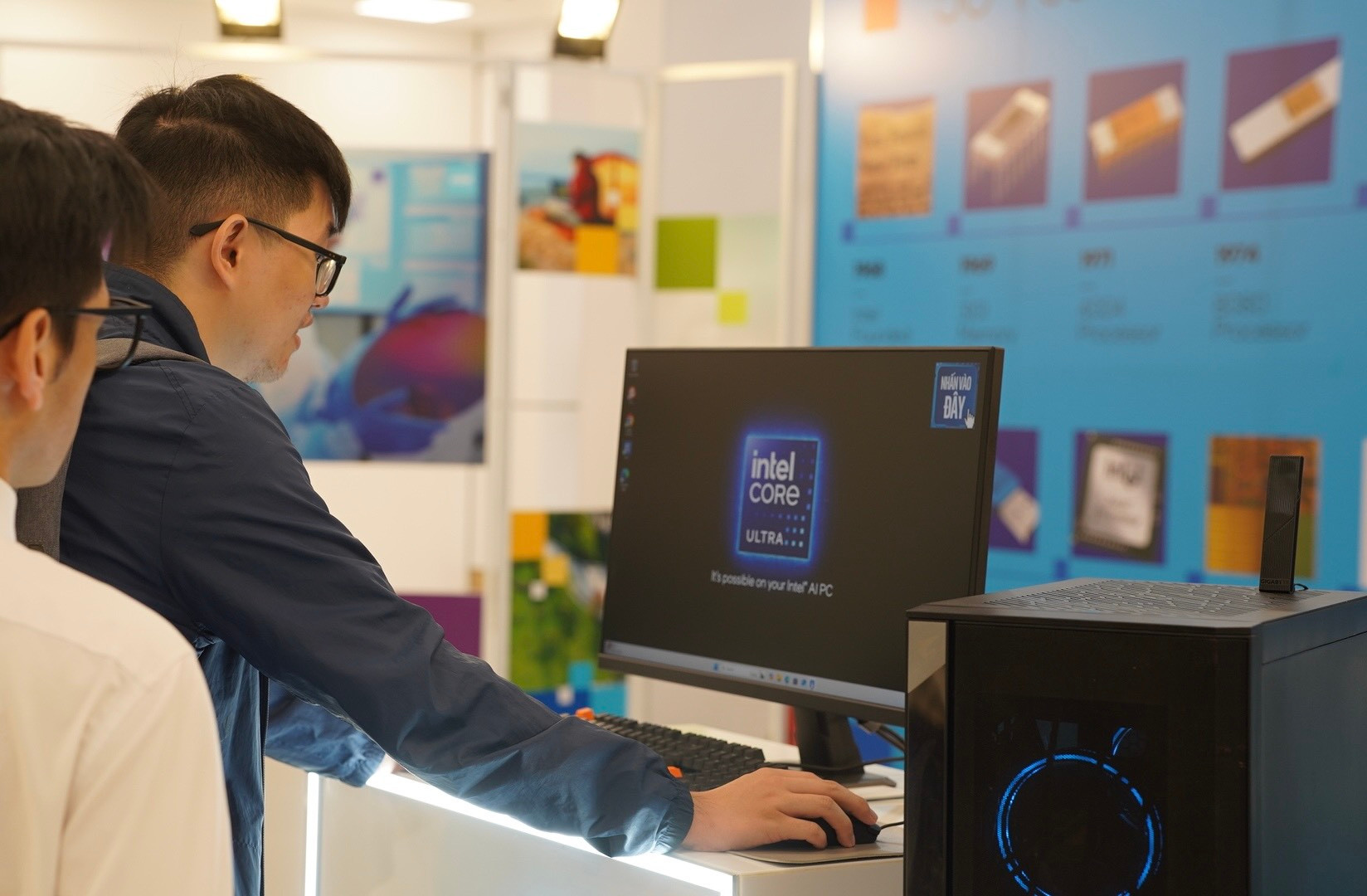 Khách tham quan tham gia trải nghiệm công nghệ tiên tiến tại triển lãm.