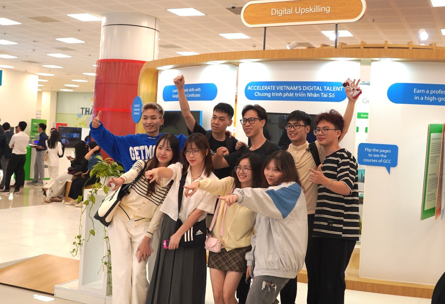 Các bạn trẻ check-in tại gian trưng bày của Chương trình phát triển nhân tài số (GCC) - một dự án phi lợi nhuận của Google nhằm mục đích thúc đẩy các kỹ năng số và phát triển tài năng, góp phần nâng cao chất lượng nguồn nhân lực số tại Việt Nam.