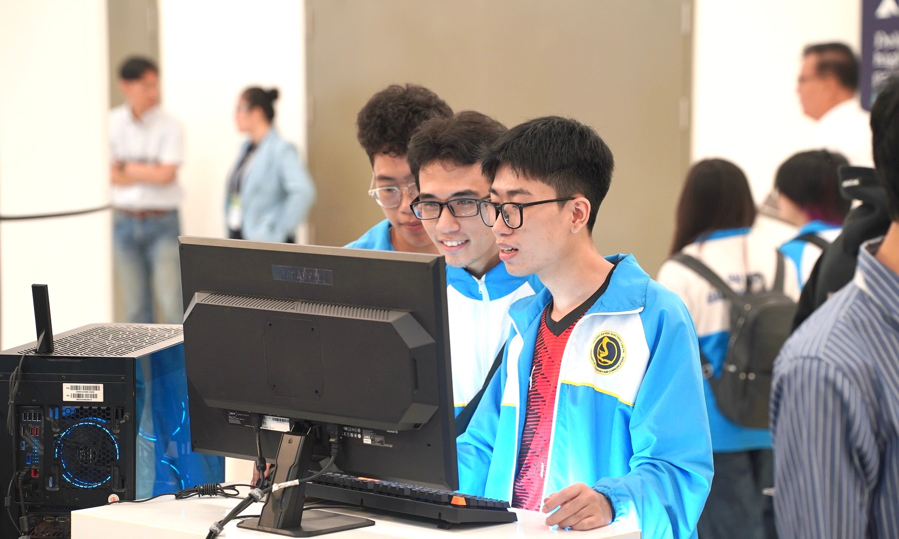 Triển lãm thu hút đông đảo sinh viên từ các trường đại học đến tham quan, trải nghiệm các công nghệ tiên tiến, hiện đại.