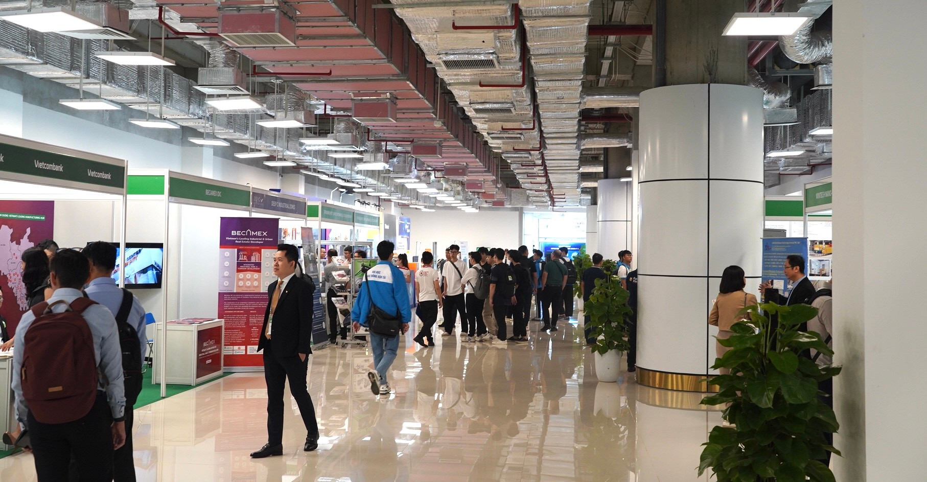 Diễn ra trong 2 ngày (7-8/11), SEMIExpo Vietnam 2024 là triển lãm bán dẫn quy mô quốc tế lần đầu tiên và lớn nhất được tổ chức tại Việt Nam.