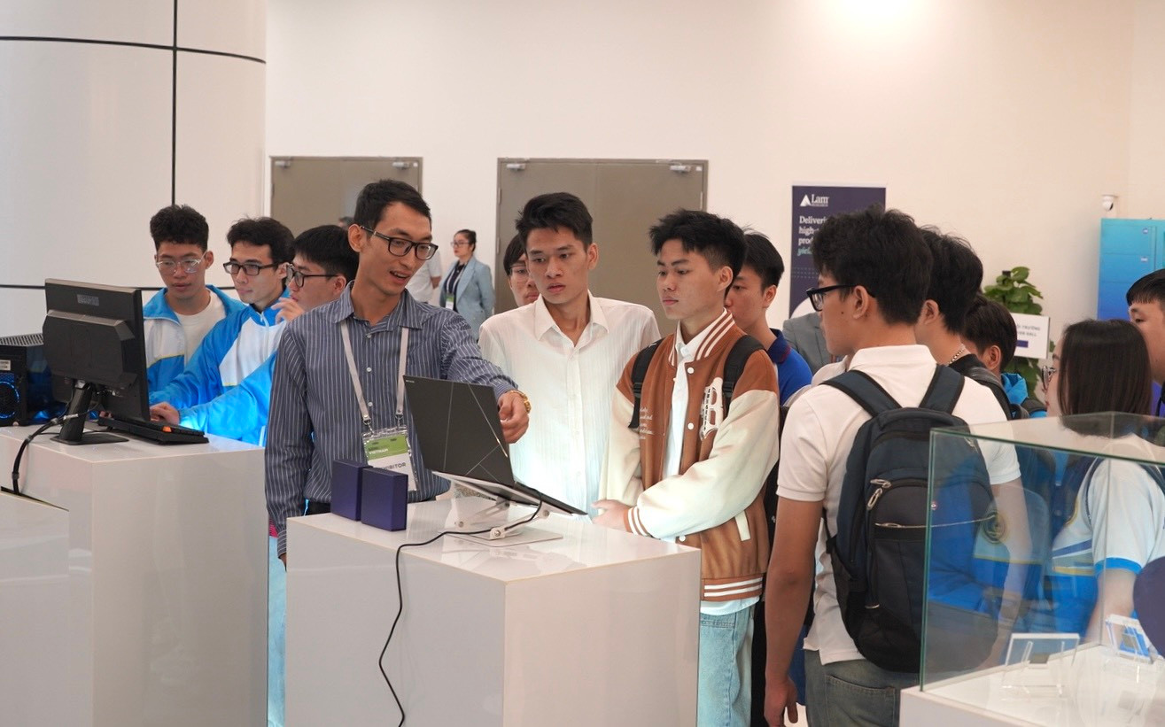 Triển lãm thu hút đông đảo sinh viên từ các trường đại học đến tham quan, trải nghiệm các công nghệ tiên tiến, hiện đại.