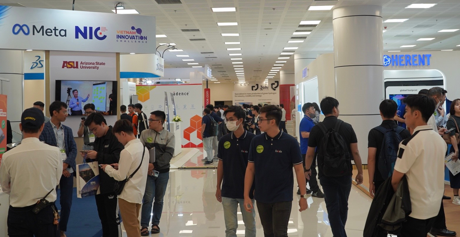Triển lãm quy tụ hàng trăm gian hàng của các đối tác công nghệ lớn hàng đầu thế giới như GlobalFoundries, Meta, Intel, Amkor, Coherent, Infineon, Lam Research, Marvell, Qorvo, Cadence, Synopsys, Siemens, Tektronix, CoAsia, Dolphin, Brainport Industries, FPT...