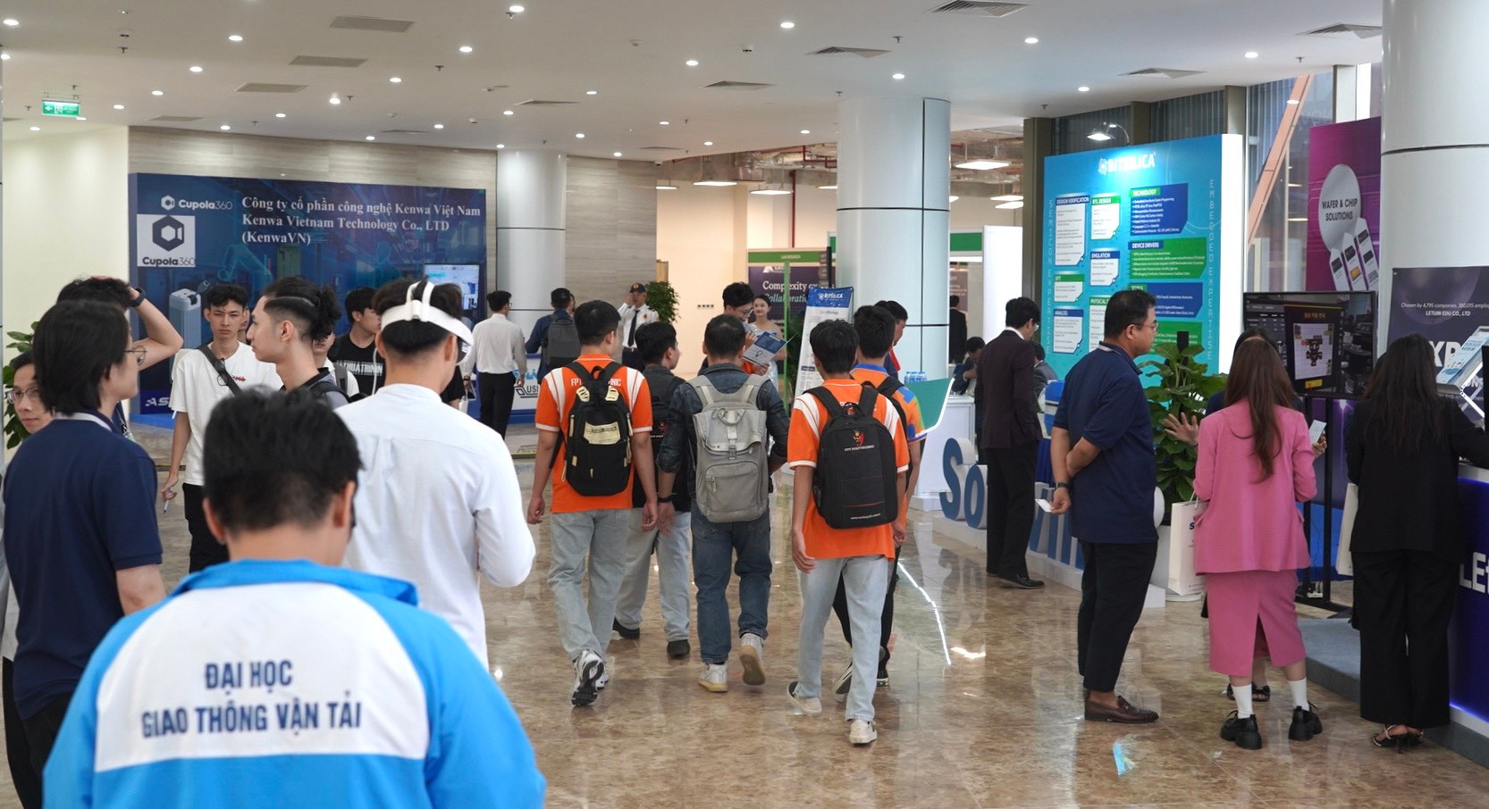 Đồng thời, cập nhật các xu hướng công nghệ tiên tiến trên thế giới trong ngành công nghiệp bán dẫn, ứng dụng trí tuệ nhân tạo trong thiết kế vi mạch.