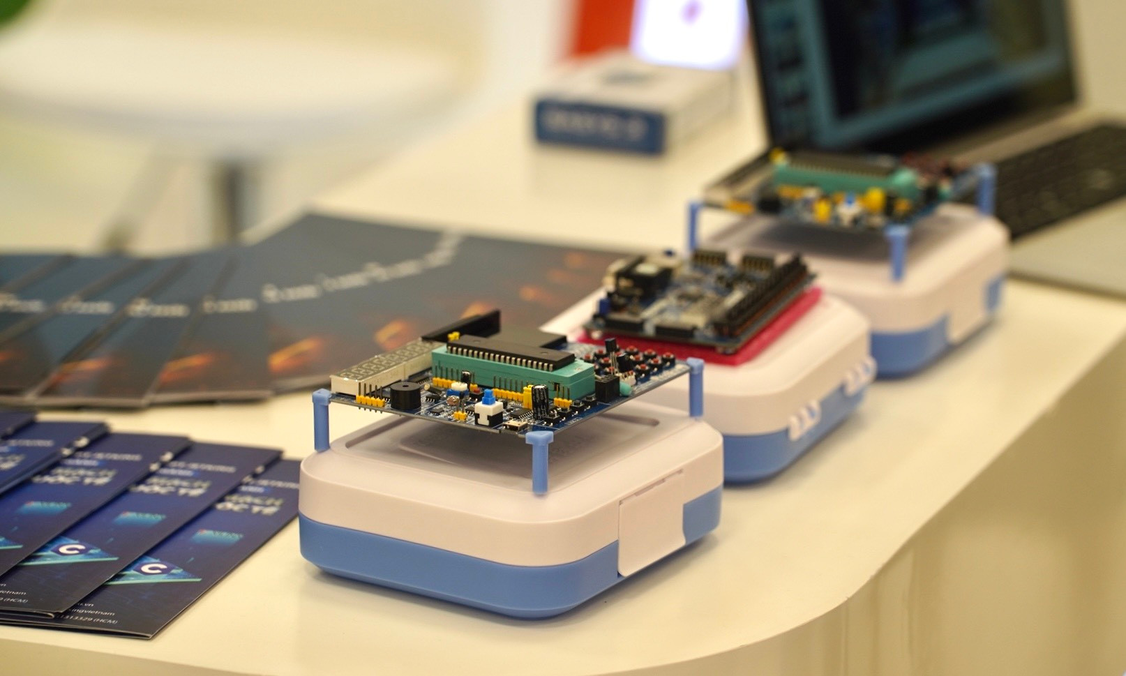 Một số sản phẩm vi mạch bán dẫn trưng bày tại triển lãm SEMIExpo Vietnam 2024.