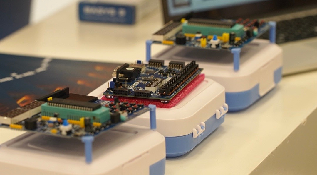 Một số sản phẩm vi mạch bán dẫn trưng bày tại triển lãm SEMIExpo Vietnam 2024.