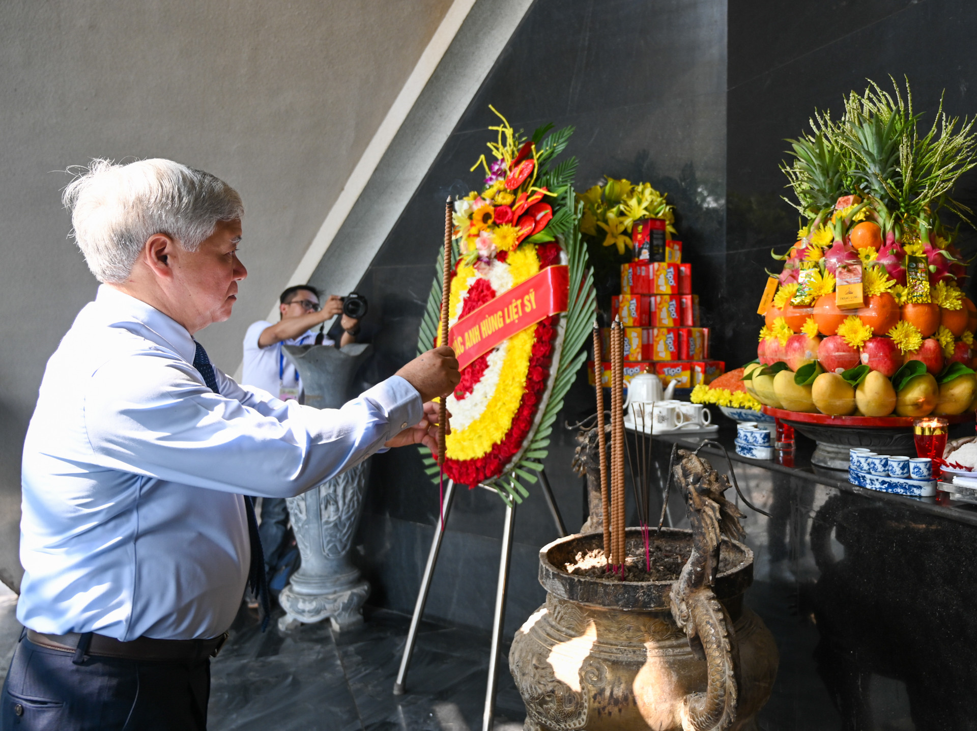 Bí thư Trung ương Đảng, Chủ tịch Ủy ban Trung ương Mặt trận Tổ quốc Việt Nam Đỗ Văn Chiến dâng hương tưởng nhớ các Anh hùng liệt sĩ.