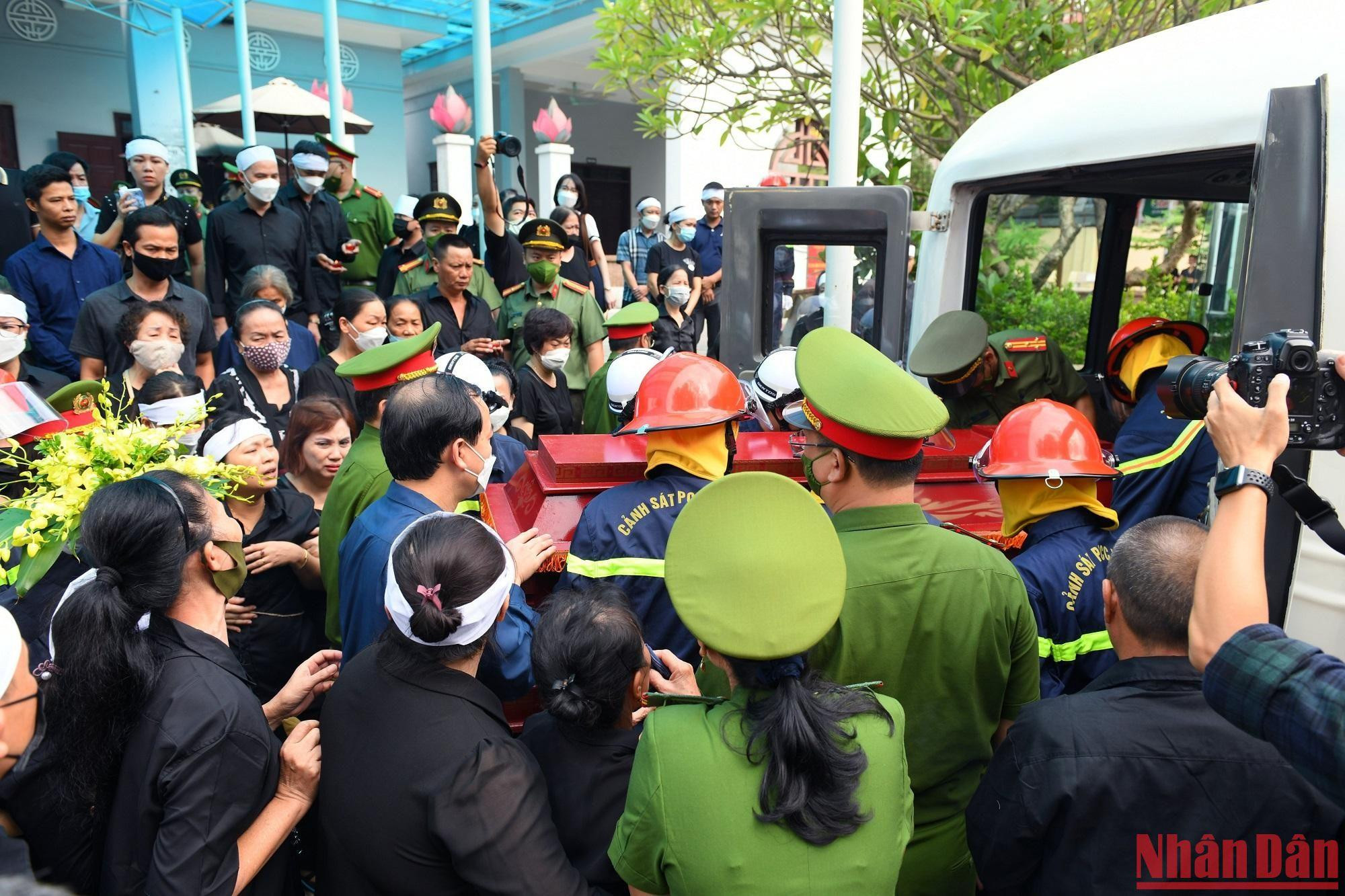 Sau các nghi thức tại Nhà tang lễ, di hài của các anh được đưa lên xe để về “thăm nhà” lần cuối trong sự tiễn đưa của người thân, đồng chí, đồng nghiệp.