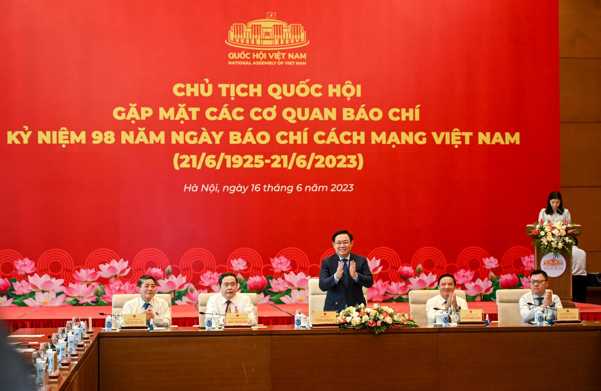 Chủ tịch Quốc hội Vương Đình Huệ cùng các Phó Chủ tịch Quốc hội và lãnh đạo Hội Nhà báo Việt Nam chủ trì buổi gặp mặt.