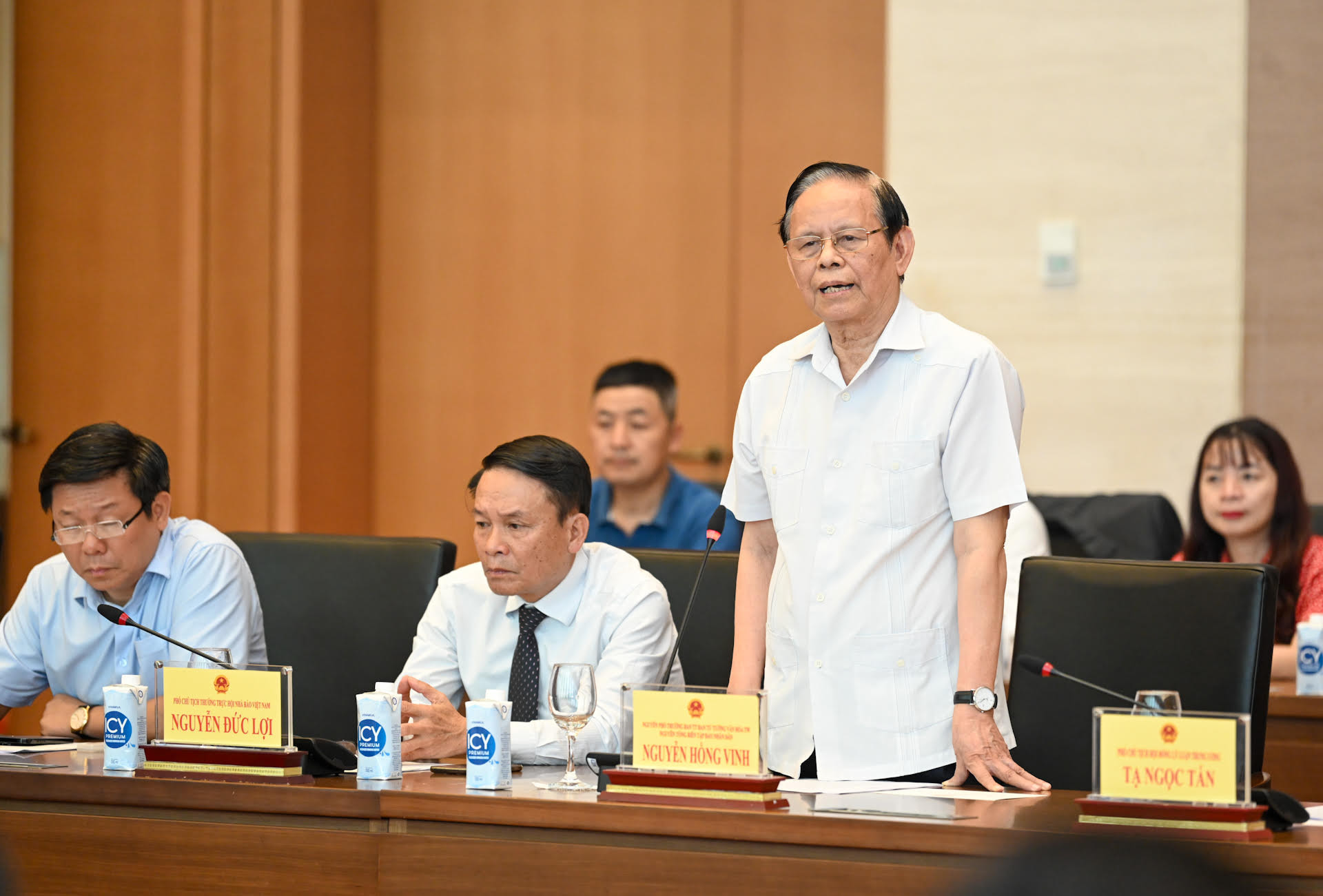 Nhà báo Hồng Vinh, nguyên Tổng Biên tập Báo Nhân Dân phát biểu tại buổi gặp mặt.