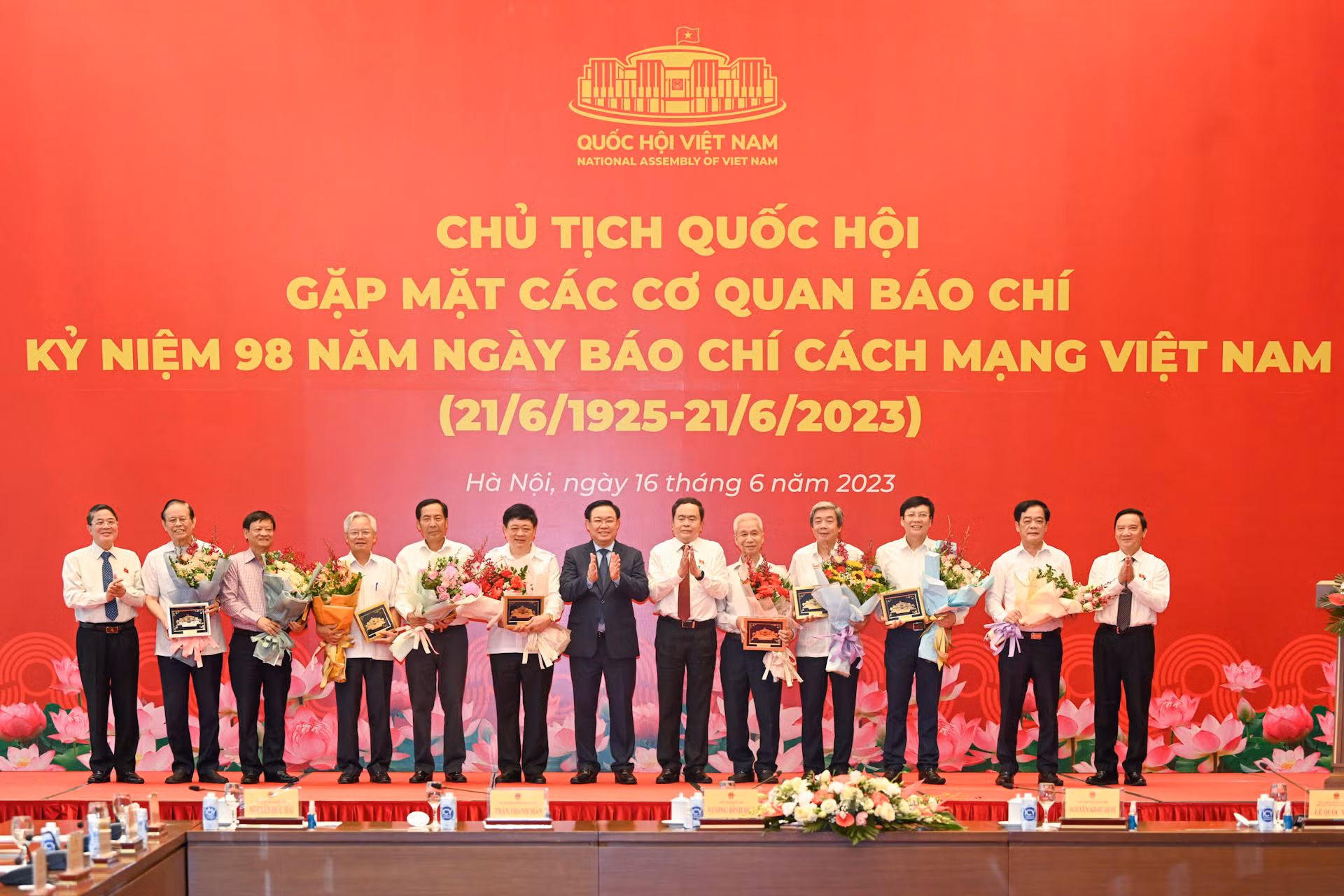 Chủ tịch Quốc hội Vương Đình Huệ và các Phó Chủ tịch Quốc hội trao quà lưu niệm cho các nhà báo lão thành tại buổi gặp mặt.