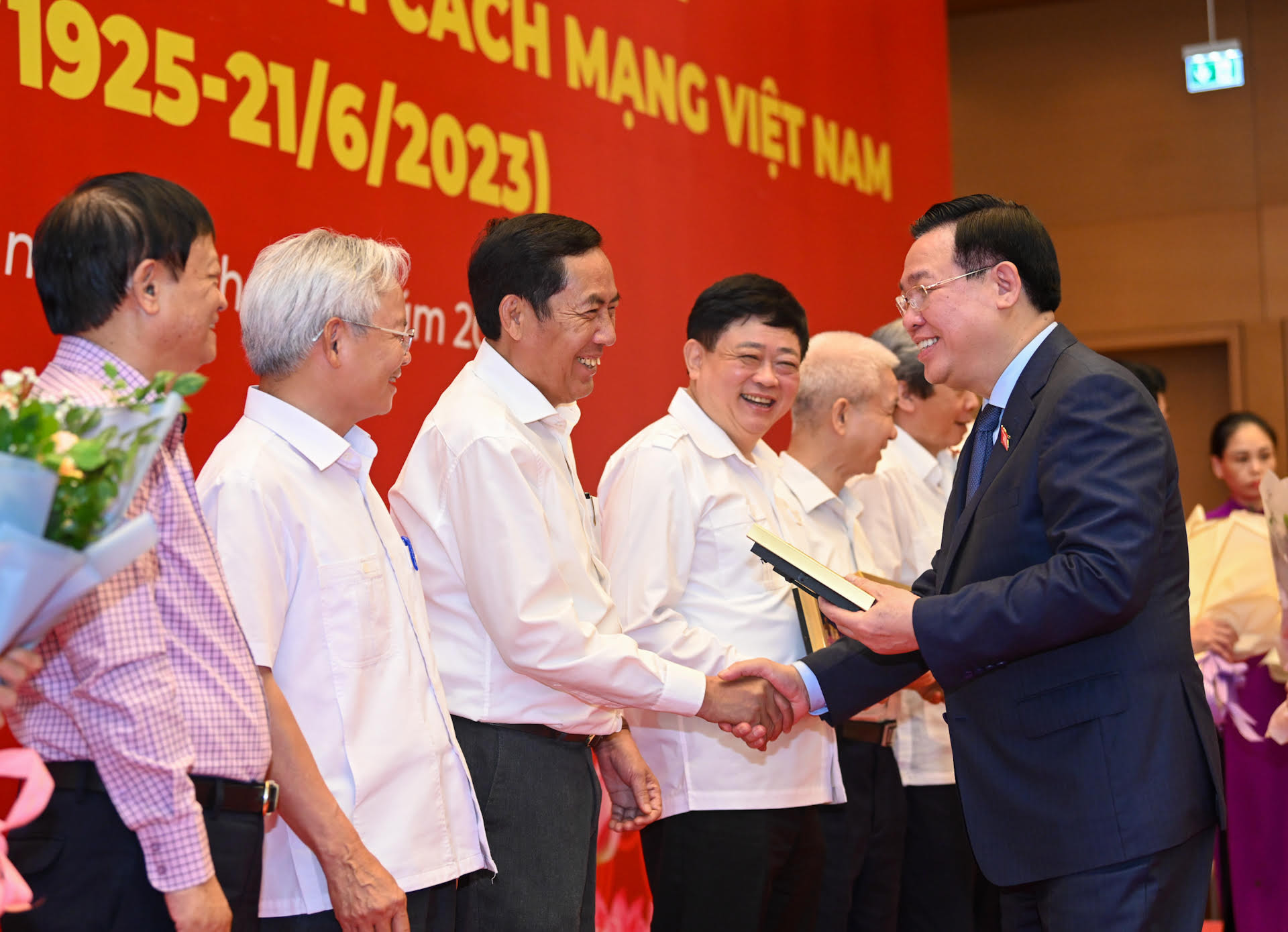 Chủ tịch Quốc hội Vương Đình Huệ trao quà lưu niệm cho nguyên Tổng Biên tập Báo Nhân Dân Thuận Hữu.