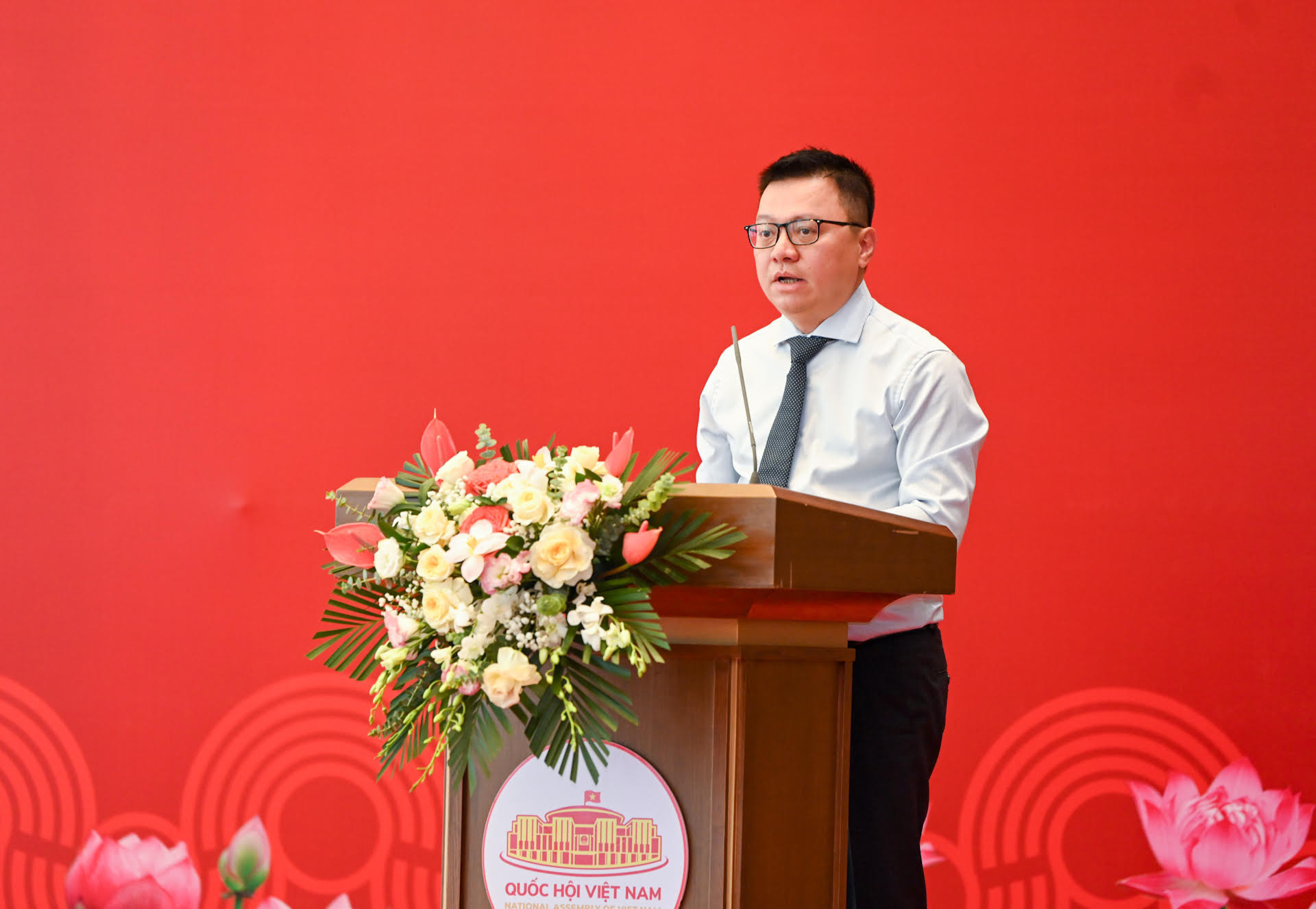 Ủy viên Trung ương Đảng, Tổng Biên tập Báo Nhân Dân, Phó Trưởng Ban Tuyên giáo Trung ương, Chủ tịch Hội Nhà báo Việt Nam Lê Quốc Minh báo cáo tại buổi gặp mặt.