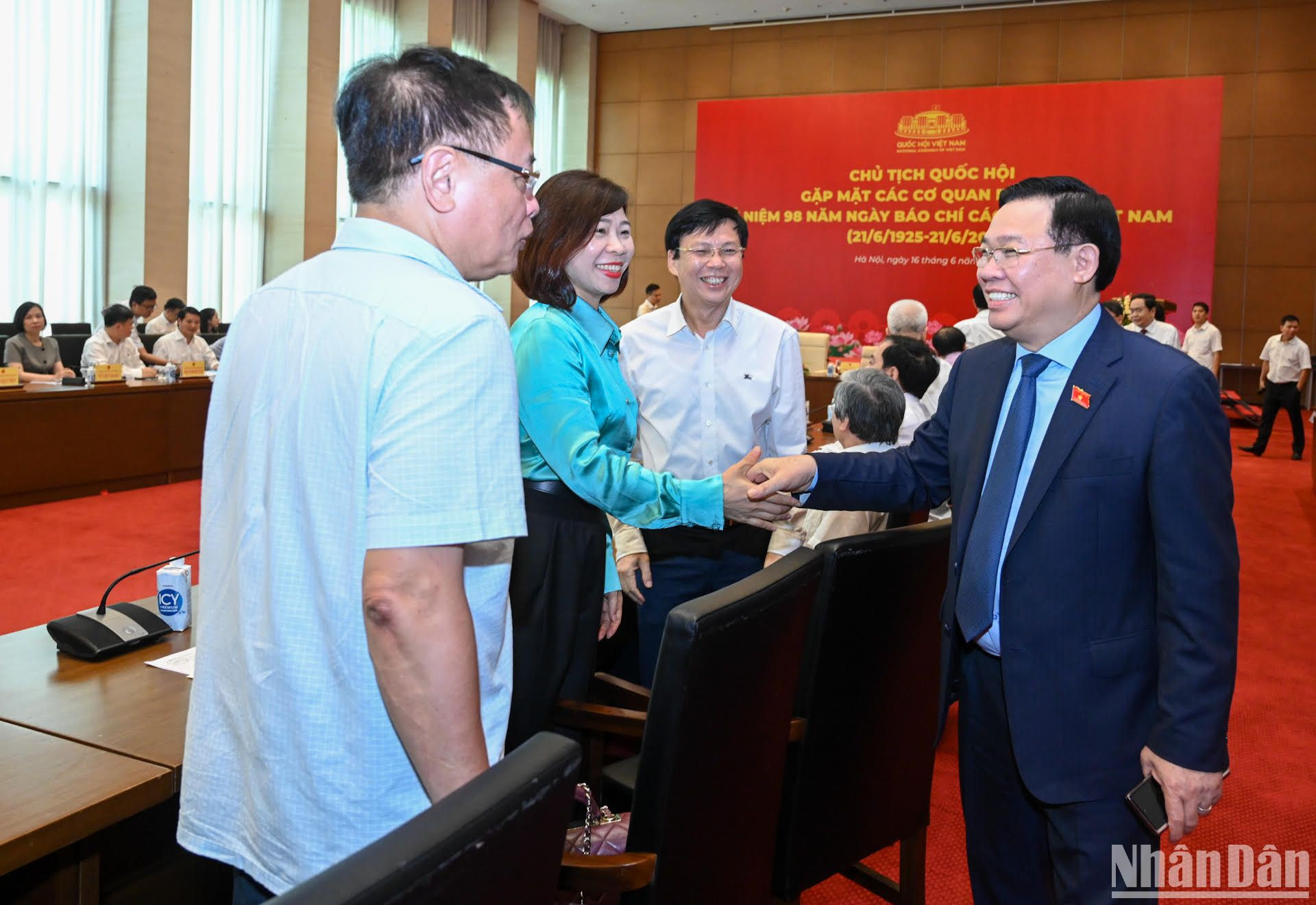 Chủ tịch Quốc hội Vương Đình Huệ với các đại biểu tại buổi gặp mặt.