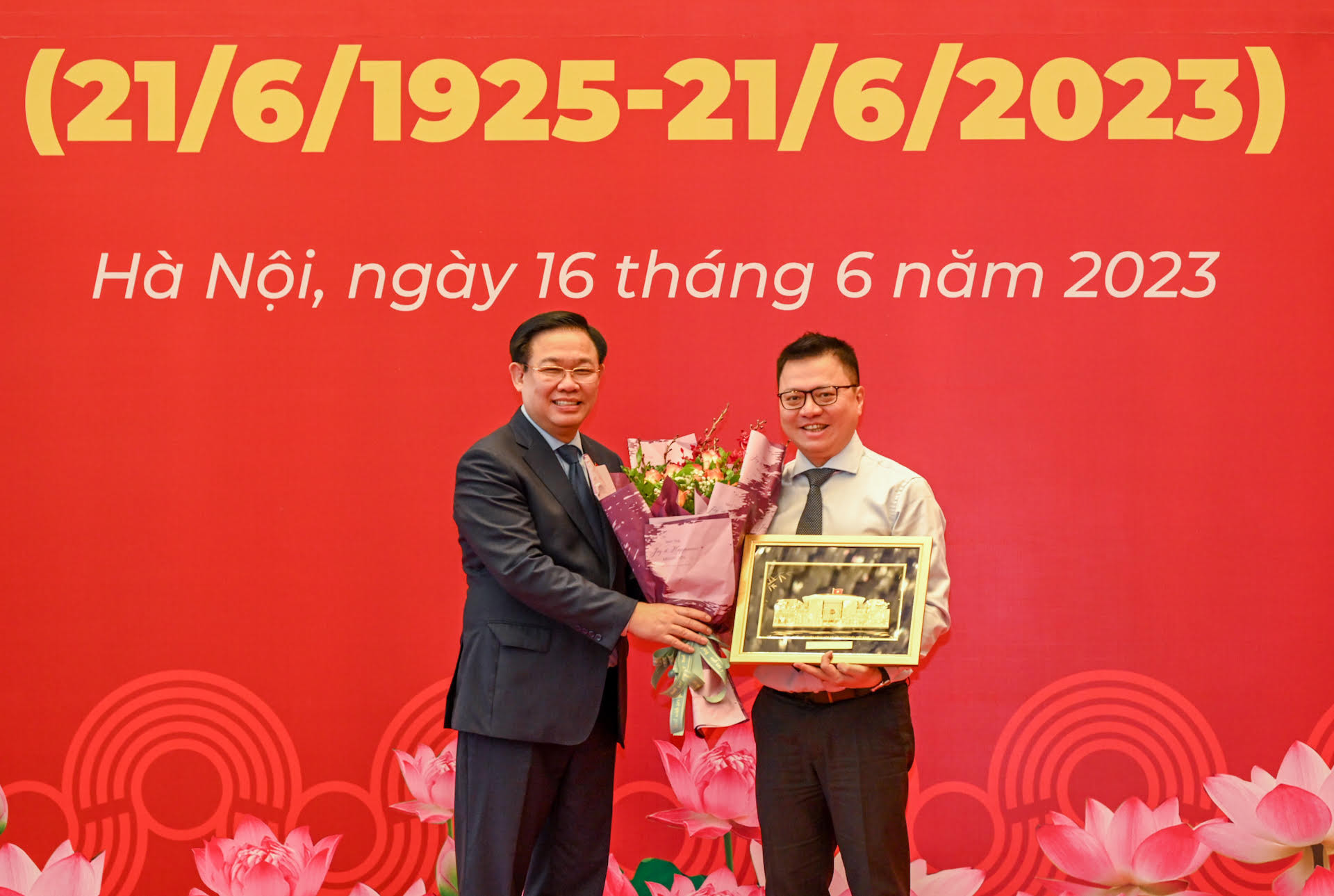 Chủ tịch Quốc hội Vương Đình Huệ trao quà lưu niệm cho Chủ tịch Hội Nhà báo Việt Nam Lê Quốc Minh.