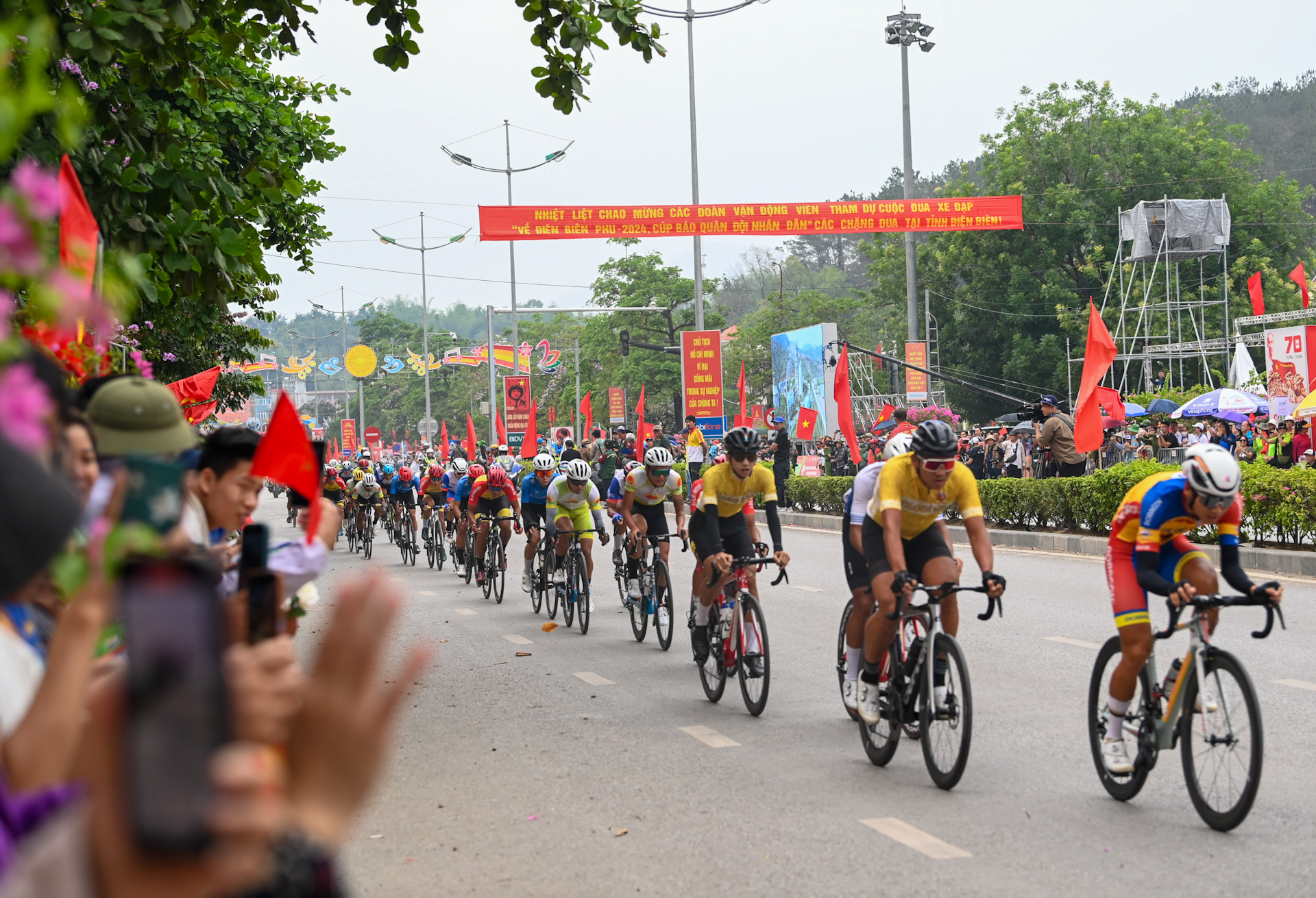 Các cua-rơ đua trên đường Võ Nguyên Giáp.