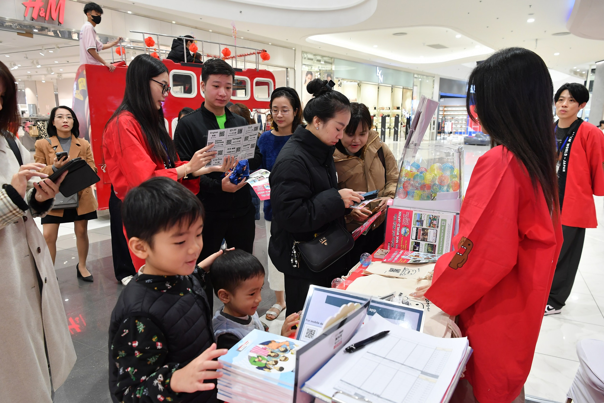 Qua đó, giúp NHK hiểu hơn về những cảm nhận, ý kiến của khán, thính giả đối với dịch vụ tiếng Việt của Đài, qua đó góp phần nâng cao chất lượng phục vụ trong tương lai. Qua đó, giúp NHK hiểu hơn về những cảm nhận, ý kiến của khán, thính giả đối với dịch vụ tiếng Việt của Đài, qua đó góp phần nâng cao chất lượng phục vụ trong tương lai.