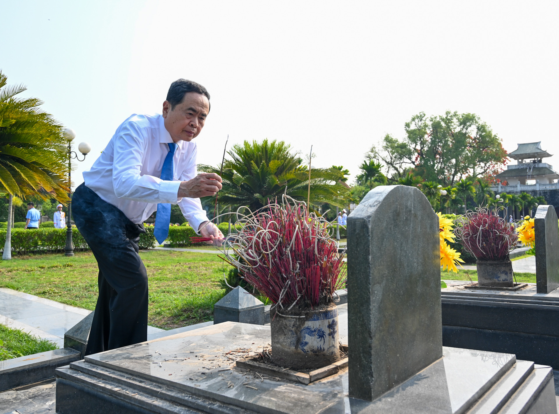 Đồng chí Trần Thanh Mẫn thắp hương tri ân các Anh hùng liệt sĩ tại Nghĩa trang liệt sĩ quốc gia A1.