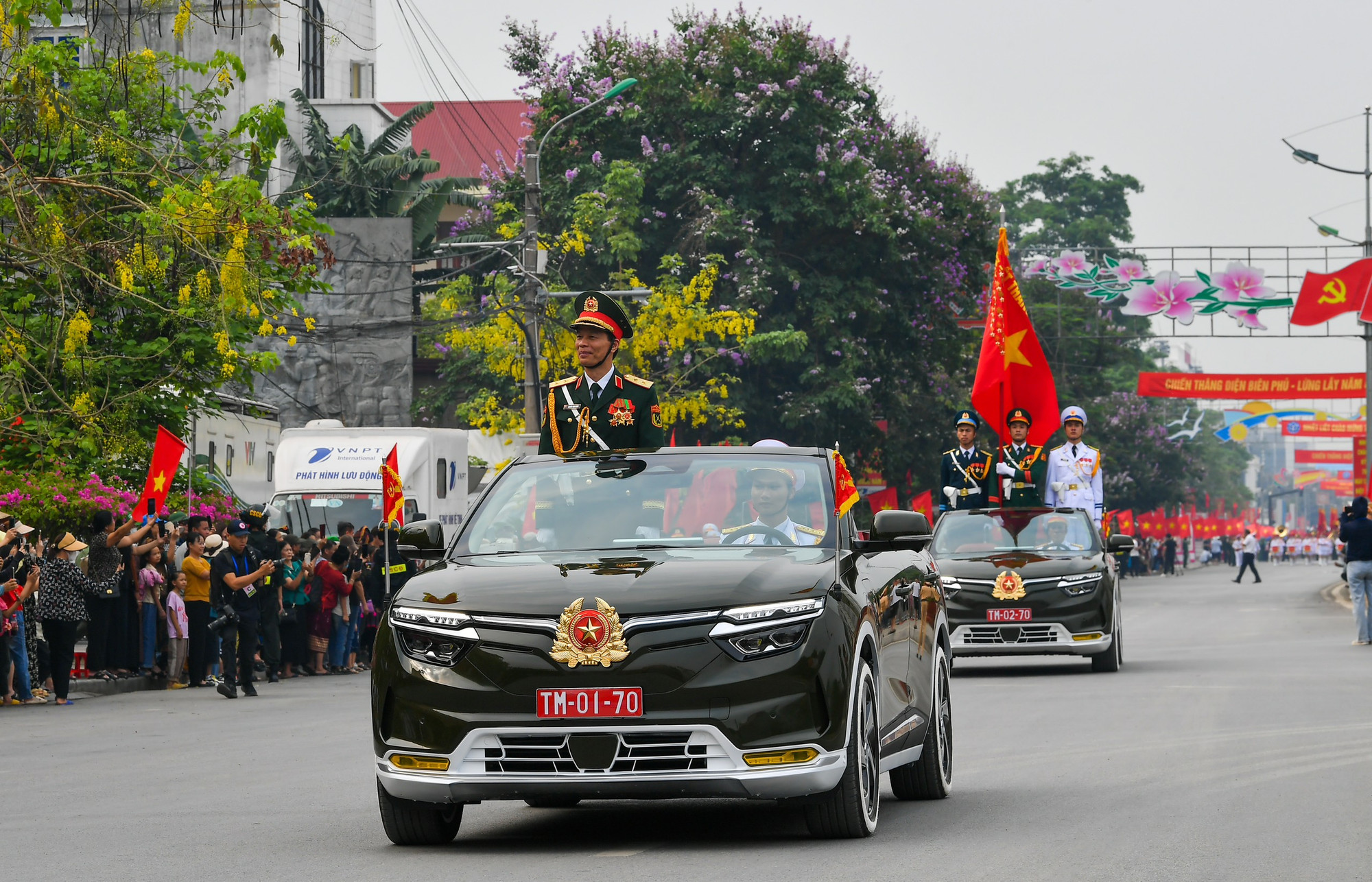 Các lực lượng diễu hành qua các tuyến phố trong sự chứng kiến của đông đảo nhân dân và du khách.