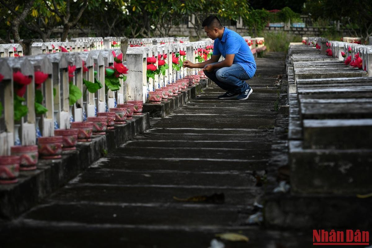 Hầu hết các anh nằm xuống khi ở độ tuổi mới mười chín, đôi mươi. Người bỏ lại mẹ già nơi quê hương đang vào vụ gặt, người buông sách bút gác lại giấc mơ tuổi trẻ để lên đường. Từ nhiều miền quê, các anh trở về chung một mái nhà trong khát vọng hòa bình, toàn vẹn non sông. Hầu hết các anh nằm xuống khi ở độ tuổi mới mười chín, đôi mươi. Người bỏ lại mẹ già nơi quê hương đang vào vụ gặt, người buông sách bút gác lại giấc mơ tuổi trẻ để lên đường. Từ nhiều miền quê, các anh trở về chung một mái nhà trong khát vọng hòa bình, toàn vẹn non sông.