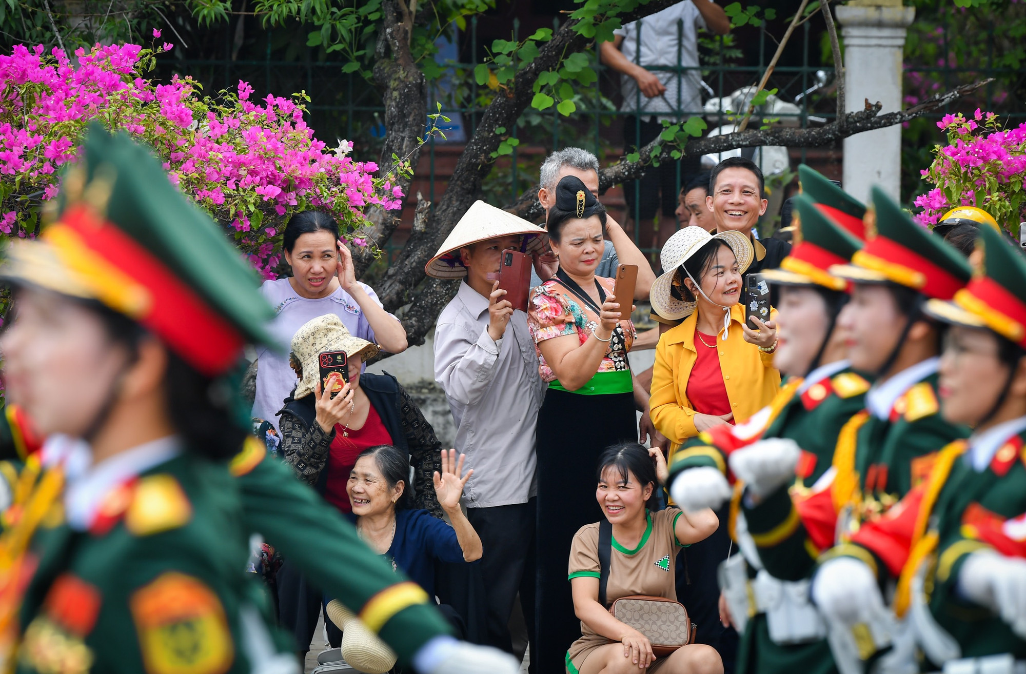 Người dân địa phương và du khách có mặt dọc theo các tuyến phố từ sáng sớm để được tận mắt chứng kiến các lực lượng tham gia diễu hành.