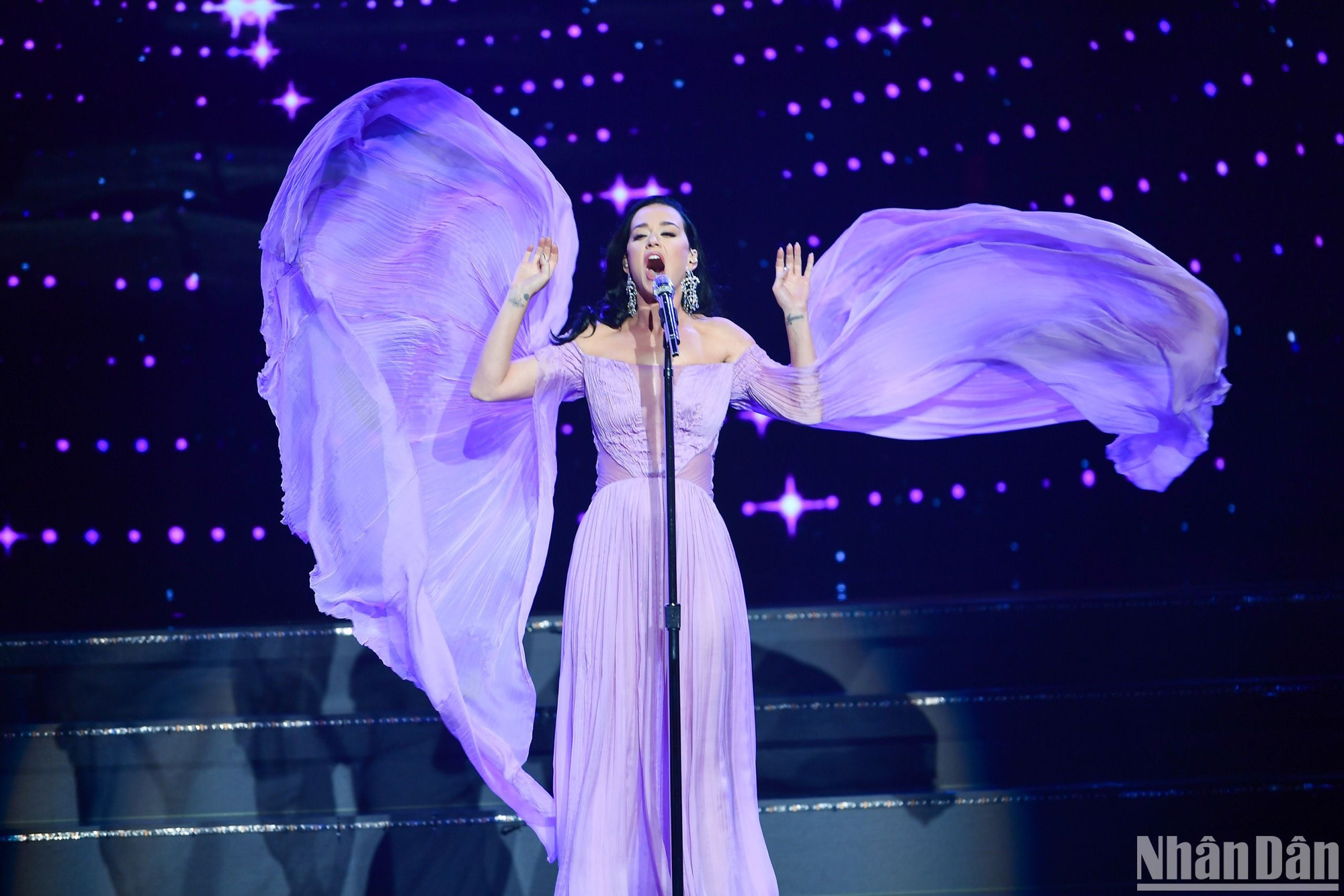 Nữ ca sĩ Katy Perry, chủ nhân của những giải thưởng âm nhạc lớn trên thế giới, trình diễn cùng guitarist và background vocals 2 ca khúc “Roar” và “Unconditionally”.