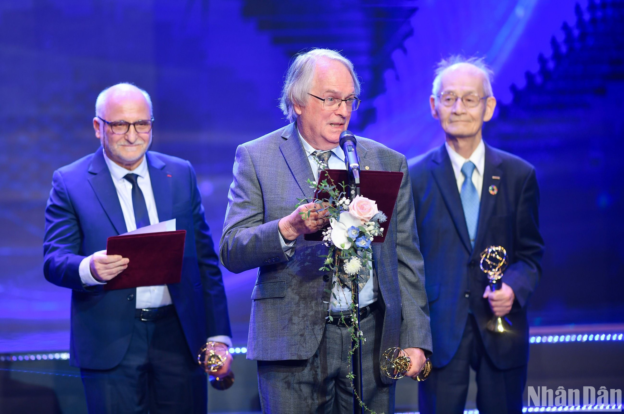 Giáo sư Stanley Whittingham gửi lời cảm ơn tới những người đồng nghiệp của mình và các nhà khoa học trong lĩnh vực năng lượng tái tạo, hướng tới hệ sinh thái bền vững hơn, giúp tăng cường sức khỏe thế hệ con cháu trong tương lai.