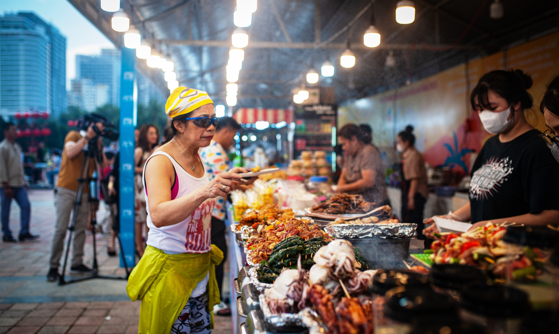 Dù mới chỉ khai trương các gian hàng trong hôm nay, nhưng không gian Lễ hội ẩm thực tại khu vực Công viên Biển Đông cũng đã thu hút đông đảo người dân và du khách đến ăn uống và thưởng thức ẩm thực vùng miền, bên cạnh đó, không gian cũng kèm theo các sản phẩm phụ như trò chơi, âm nhạc, biểu diễn nghệ thuật, mô hình check-in.