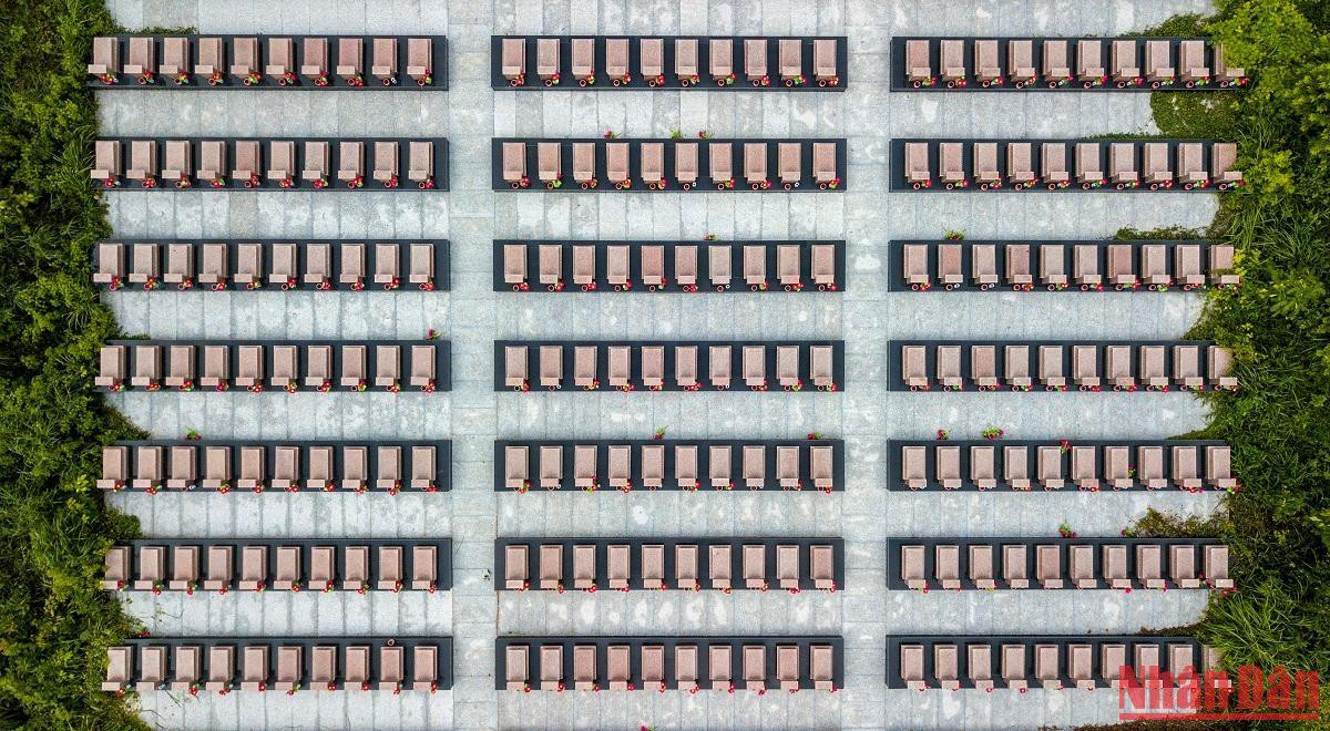 Ngoài ra, nghĩa trang còn xây sẵn hàng trăm hộc mộ trống. Đây là nơi sẵn sàng đón các liệt sĩ trở về với đất mẹ. Chiến tranh đã qua đi hơn 40 năm. Và cũng từng ấy năm, các anh vẫn còn gửi thân nơi đất bạn. Tại nghĩa trang này, hàng trăm đồng đội, đồng chí còn lại vẫn cứ xây “nhà sẵn” để chờ các anh trở về giữa vòng tay Tổ quốc. Ngoài ra, nghĩa trang còn xây sẵn hàng trăm hộc mộ trống. Đây là nơi sẵn sàng đón các liệt sĩ trở về với đất mẹ. Chiến tranh đã qua đi hơn 40 năm. Và cũng từng ấy năm, các anh vẫn còn gửi thân nơi đất bạn. Tại nghĩa trang này, hàng trăm đồng đội, đồng chí còn lại vẫn cứ xây “nhà sẵn” để chờ các anh trở về giữa vòng tay Tổ quốc.