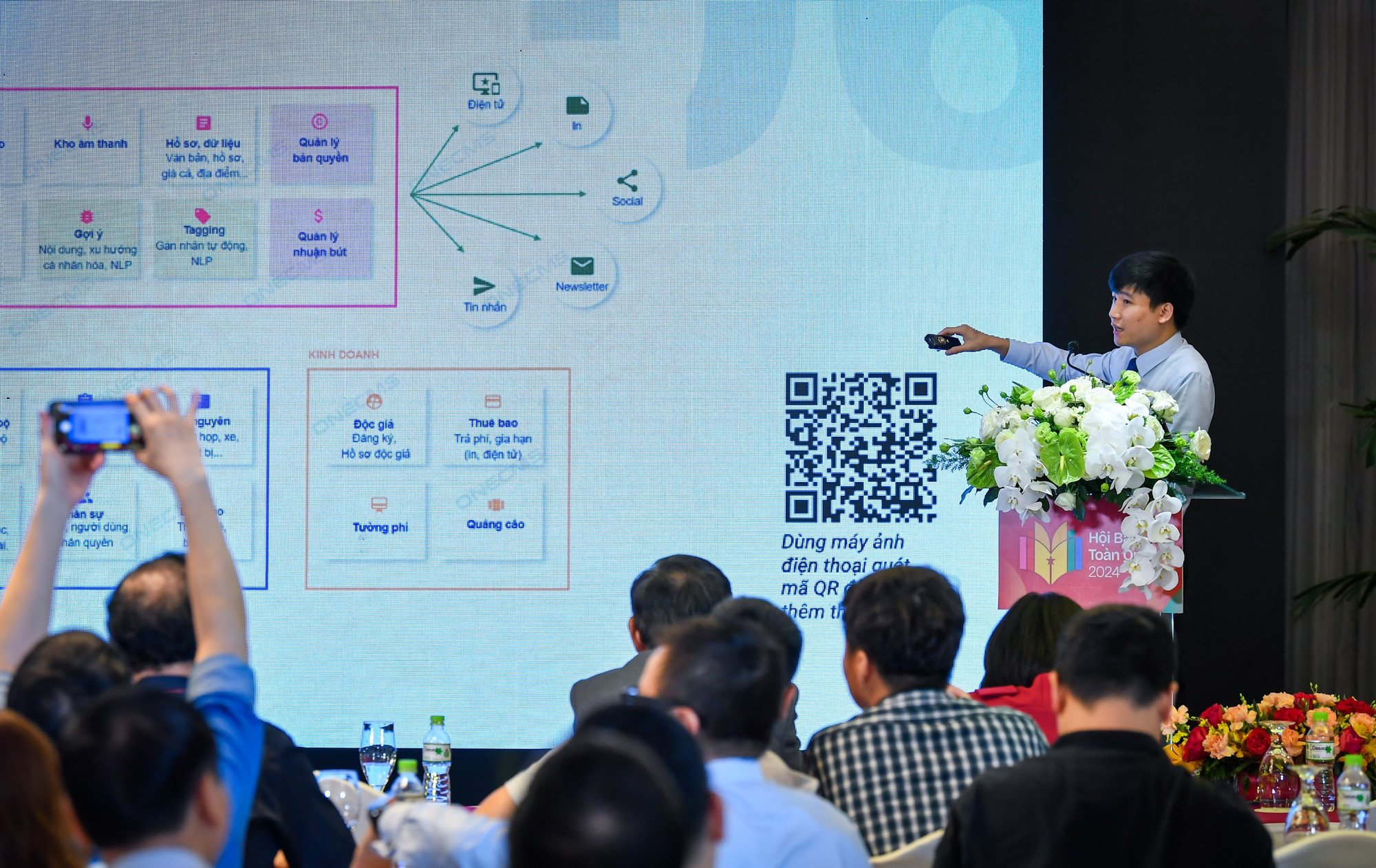 Ông Bùi Công Duyến trình bày về giải pháp tòa soạn hội tụ dành cho các cơ quan báo chí.