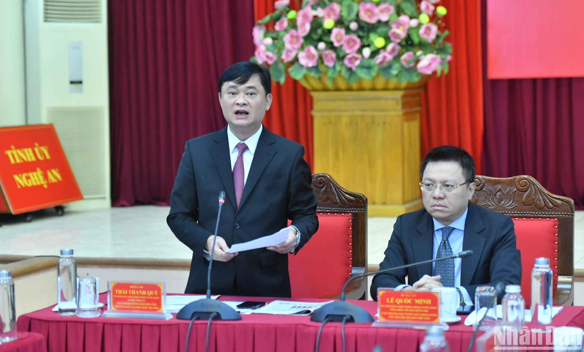 Bí thư Tỉnh ủy Nghệ An Thái Thanh Quý thông tin đến Đoàn công tác của Báo Nhân Dân về tình hình phát triển kinh tế, bảo đảm an sinh xã hội trên địa bàn tỉnh.