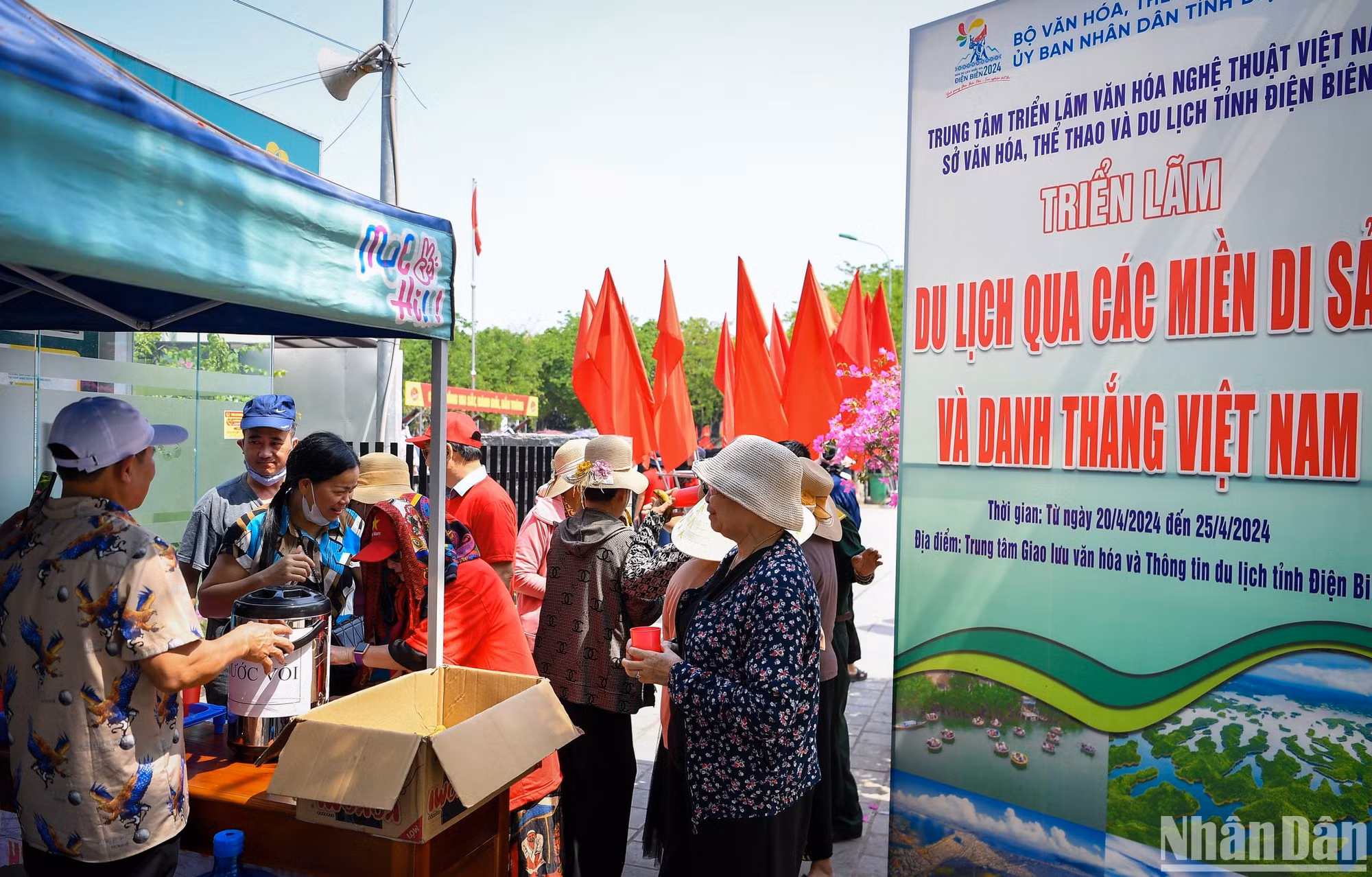 Bà Phạm Thị Thuận tất bật tiếp nước miễn phí cho du khách trong tiết trời nắng nóng.